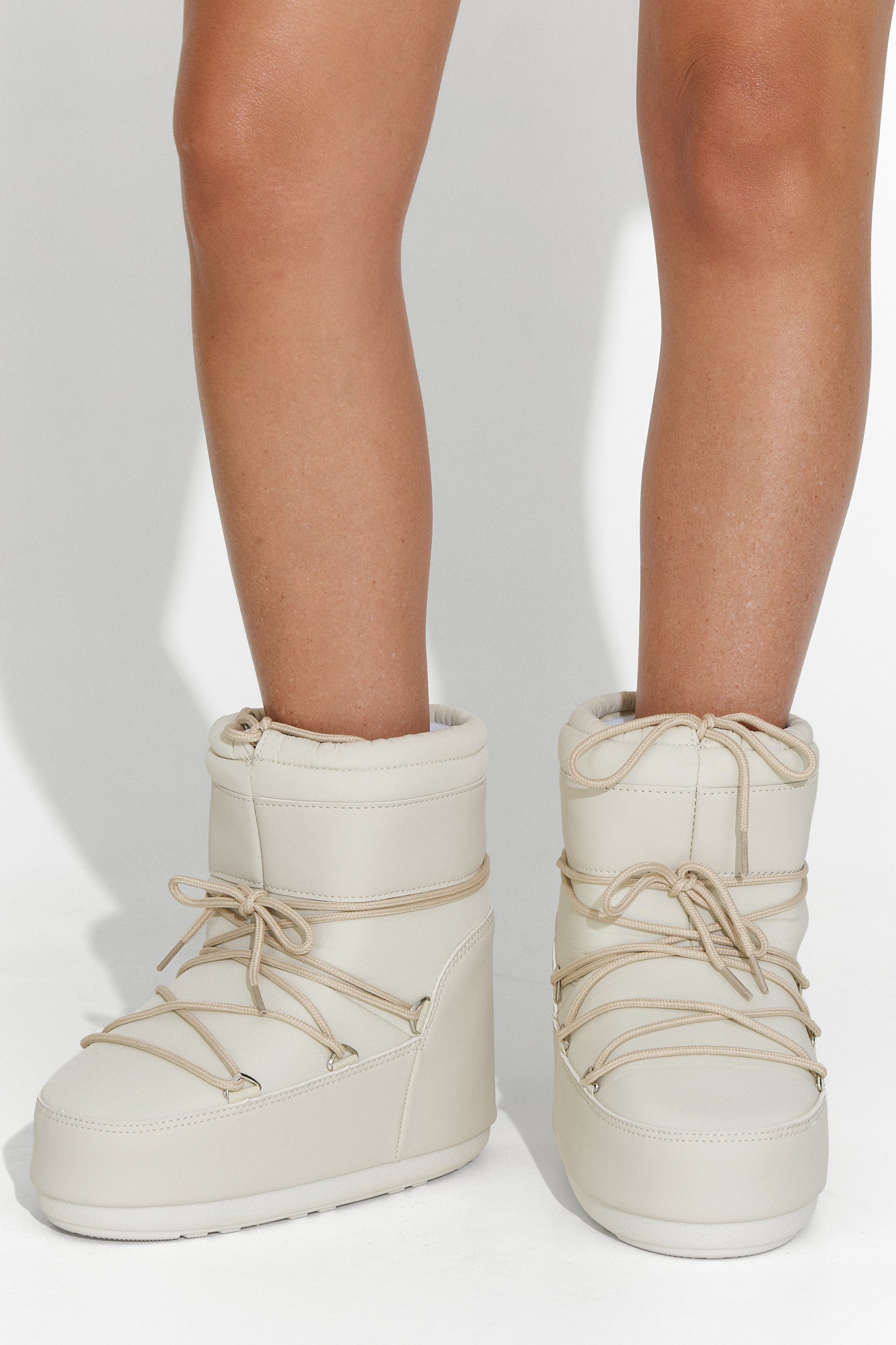 Bezs színű női csizmák Sameria Bogastól