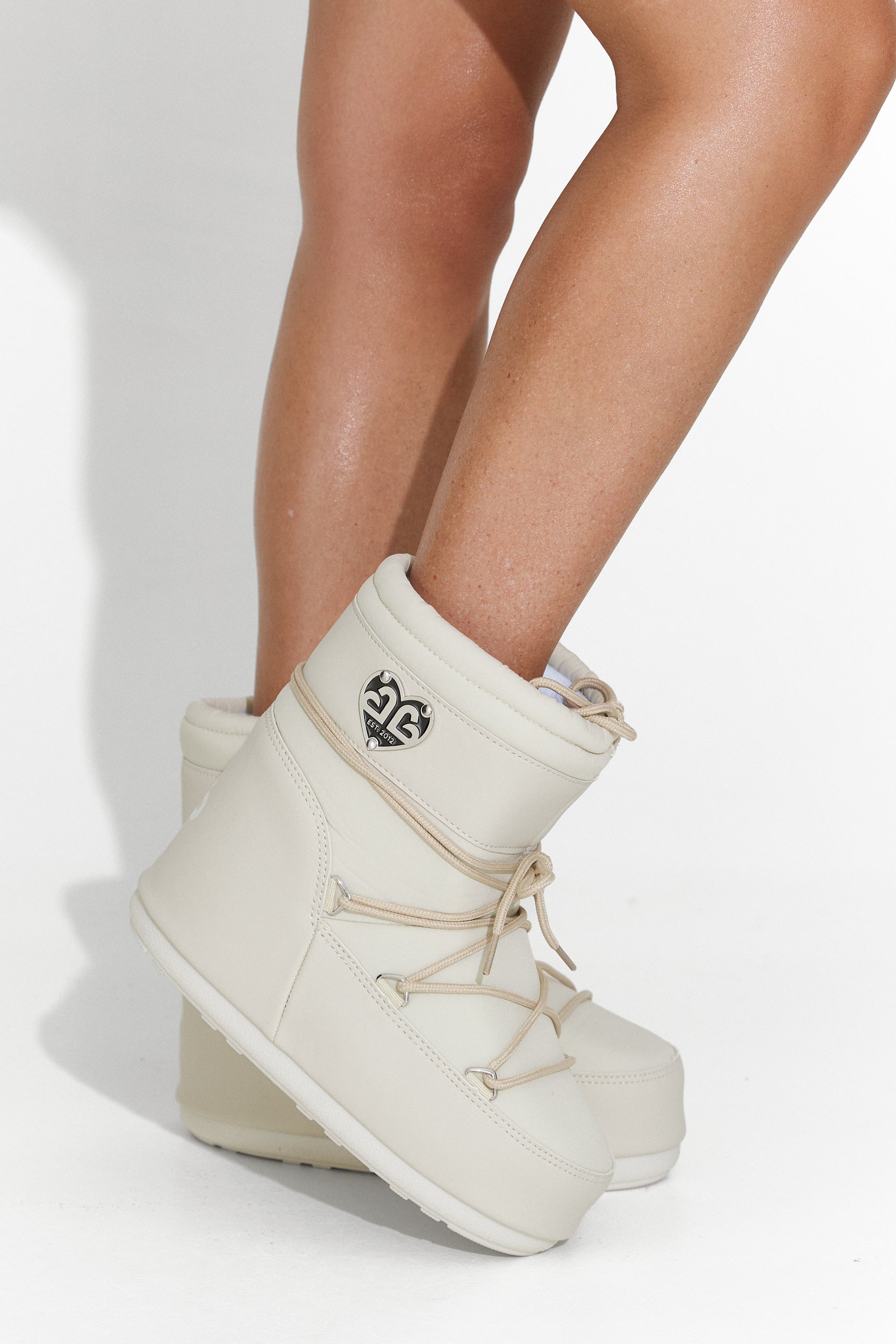 Bezs színű női csizmák Sameria Bogastól