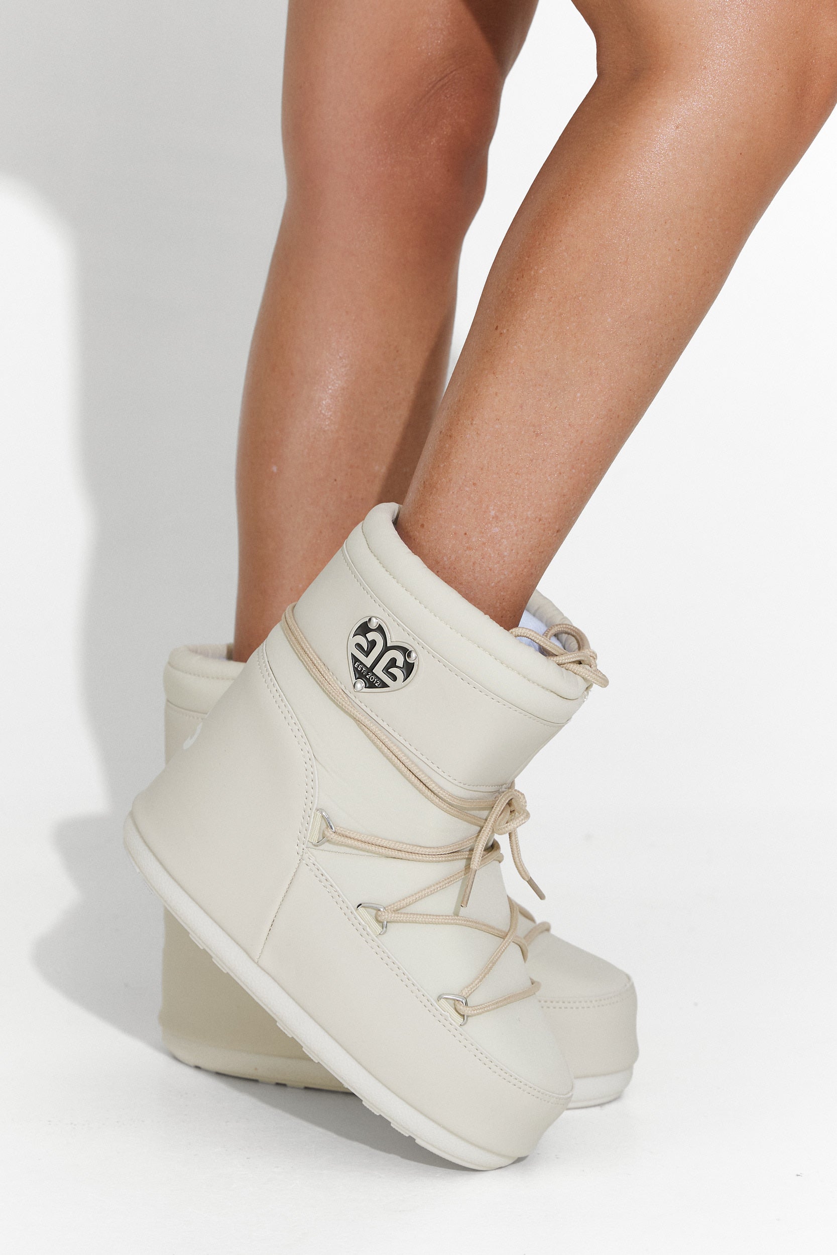 Bezs színű női csizmák Sameria Bogastól