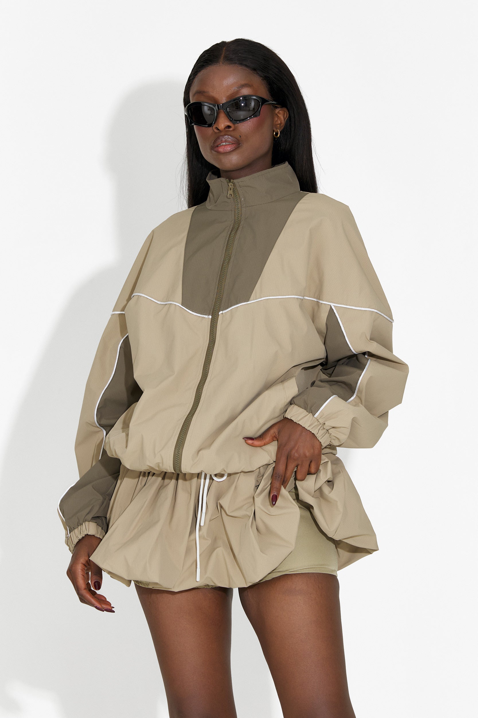 Selmira Bogas bézs szoknyakosztüm