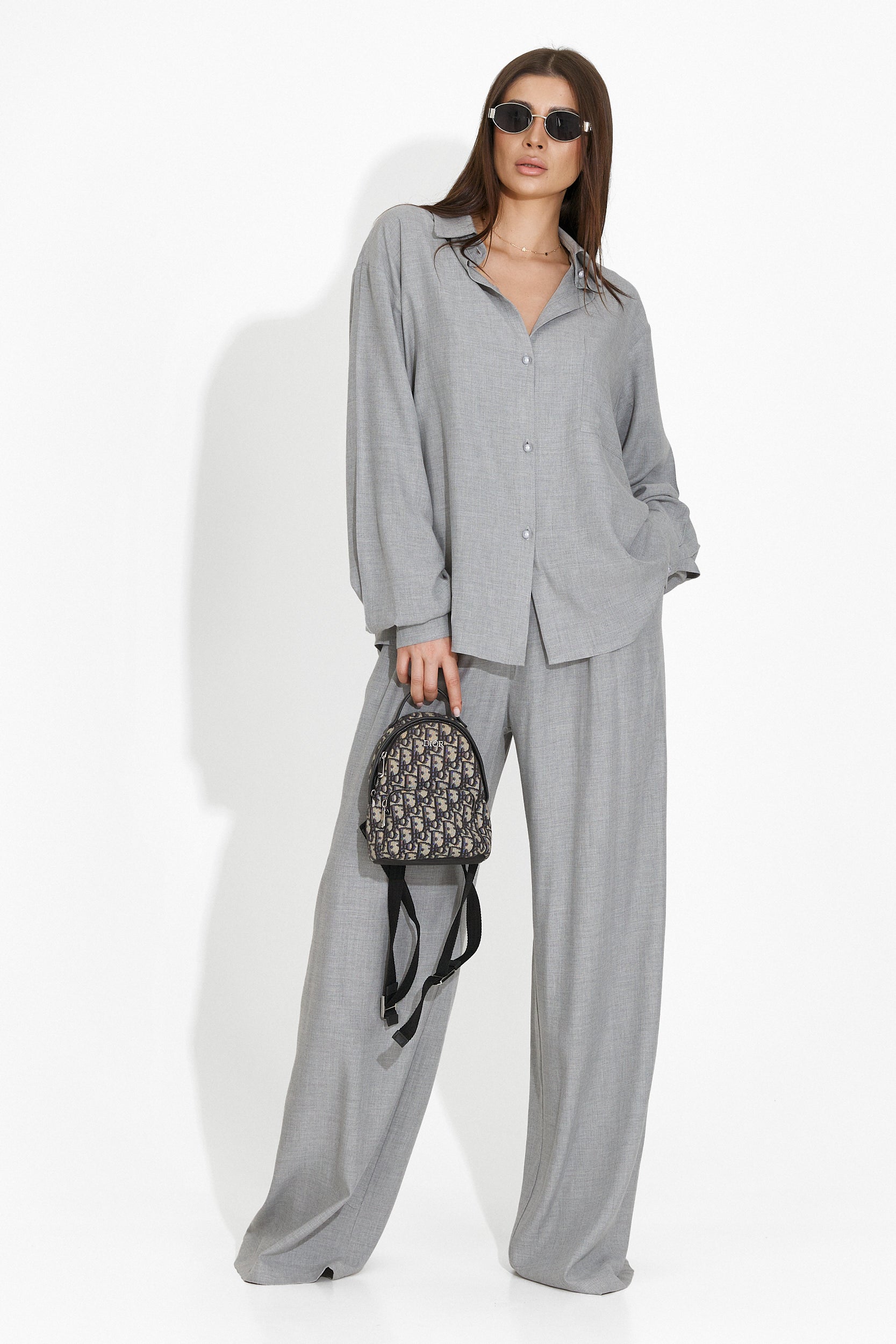 Myriam Bogas elegáns szürke öltönye