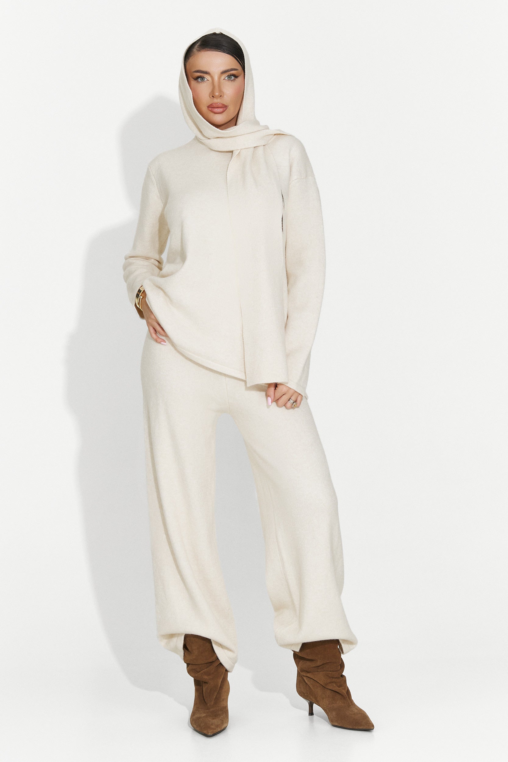 Laza bézs női öltöny Vencilie Bogastól