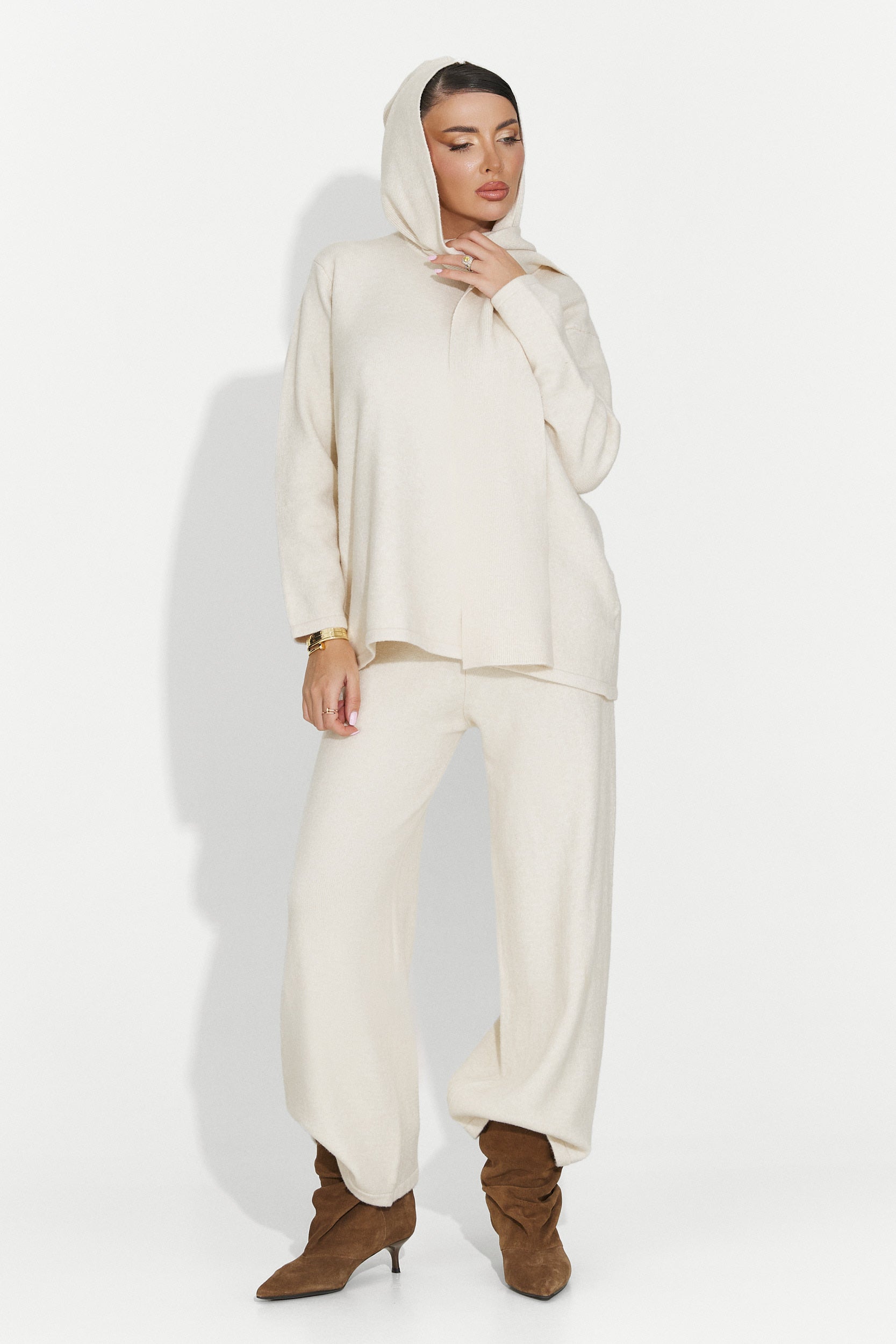 Laza bézs női öltöny Vencilie Bogastól