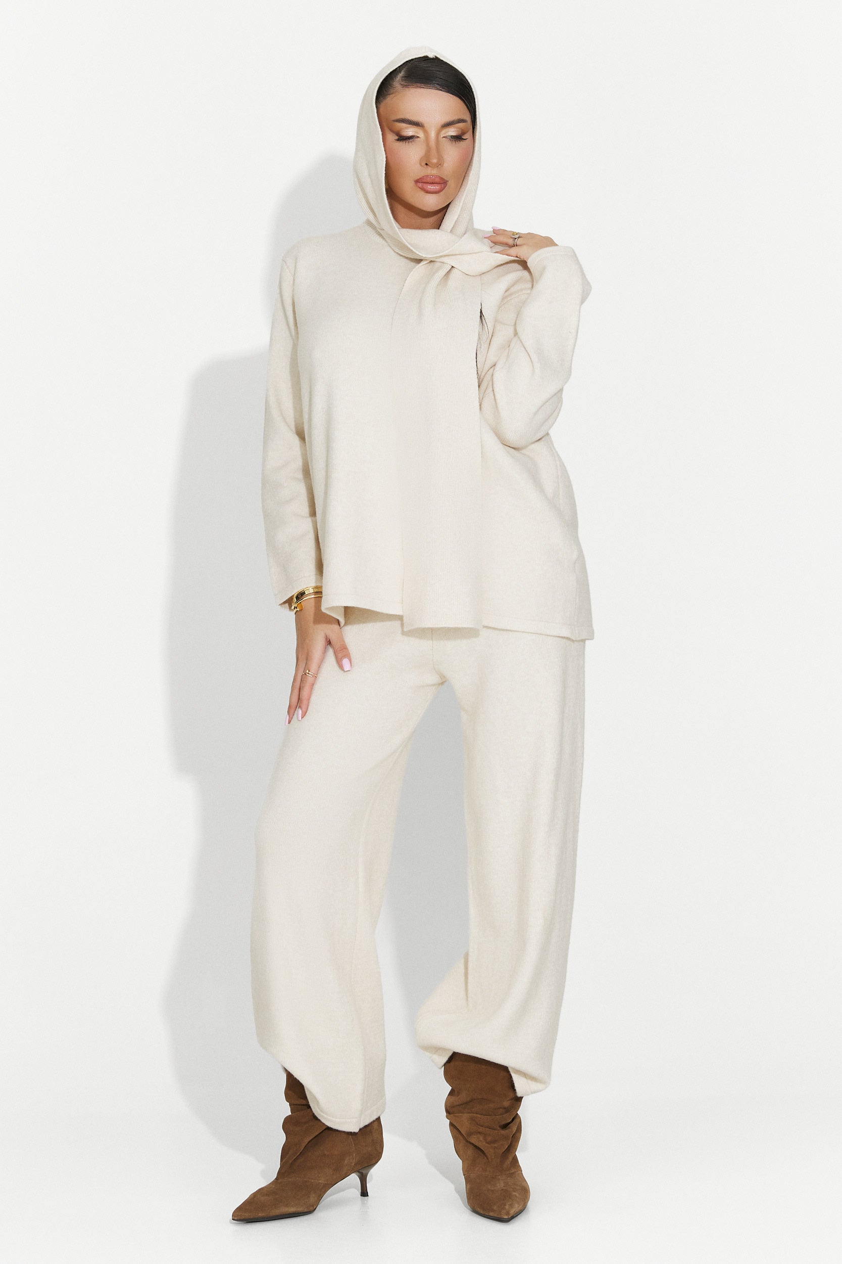 Laza bézs női öltöny Vencilie Bogastól