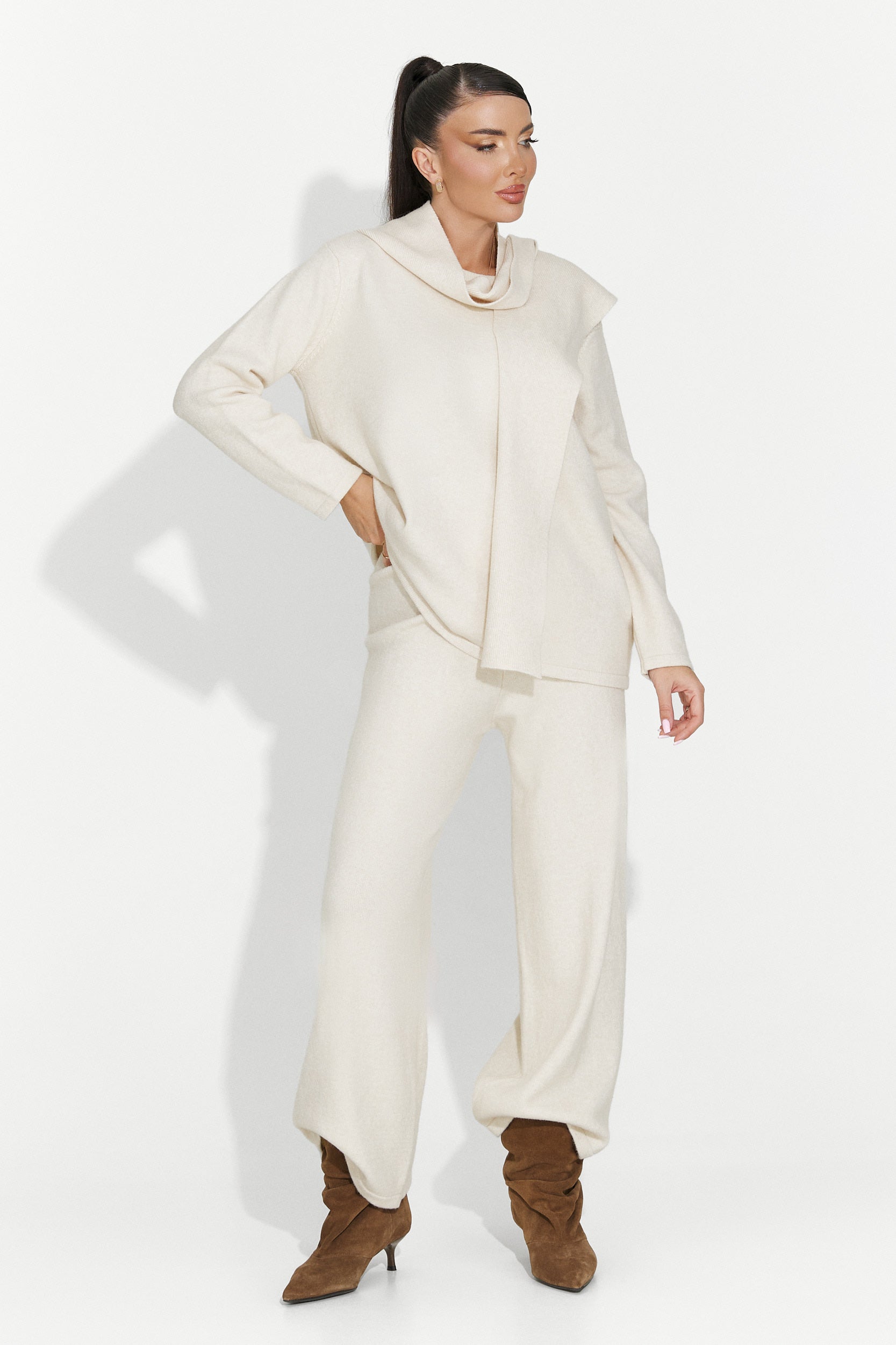 Laza bézs női öltöny Vencilie Bogastól