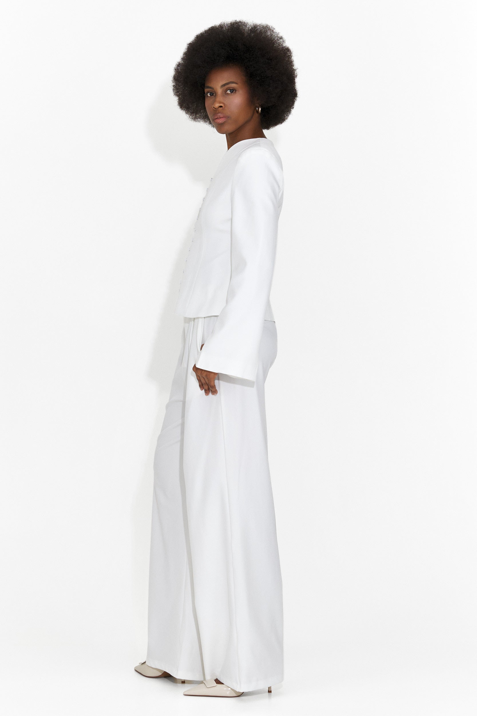 Elegáns fehér nadrágkosztüm Jayne Bogas