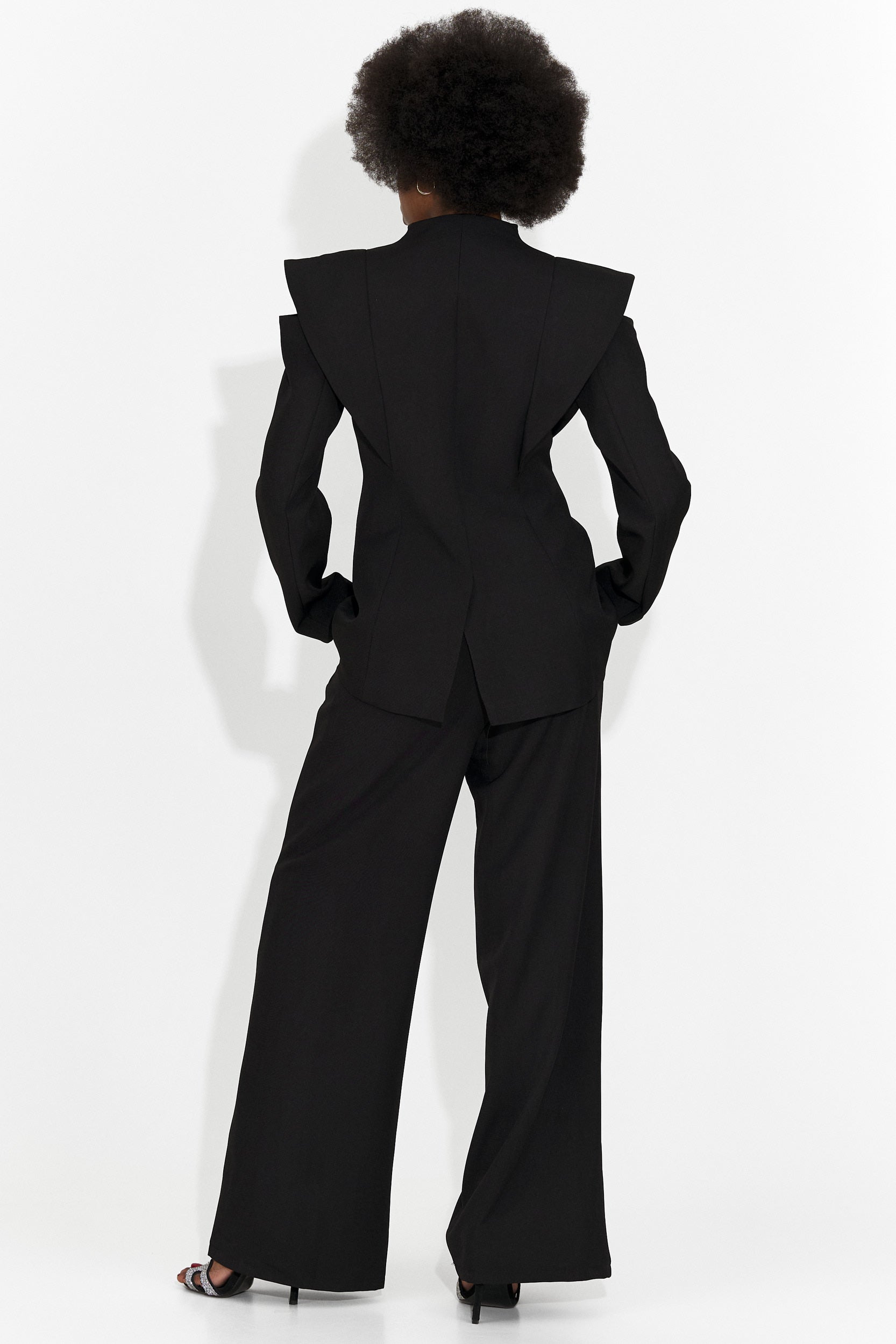 Elegáns fekete női öltöny Latefa Bogas