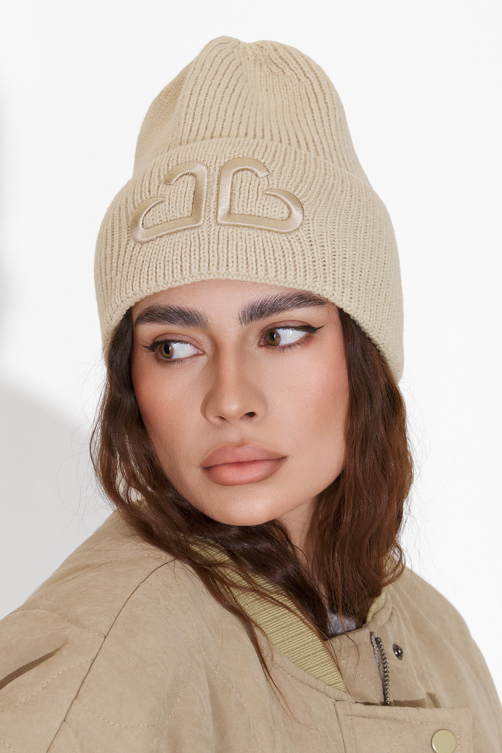 Laza bézs Tausia Bogas hölgyi ruha