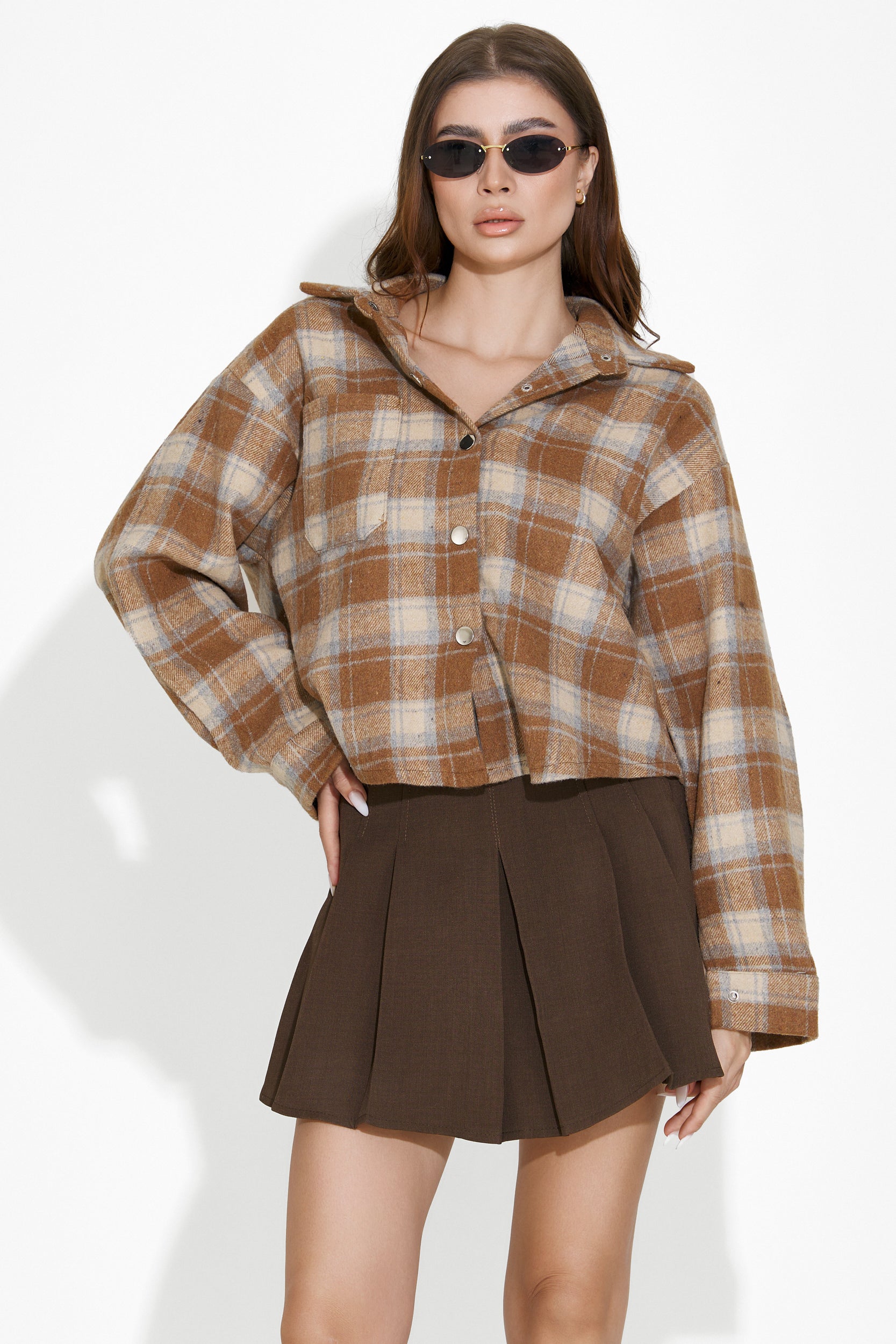 Elegáns hölgy szoknyája barnában, Tanasie Bogas-tól