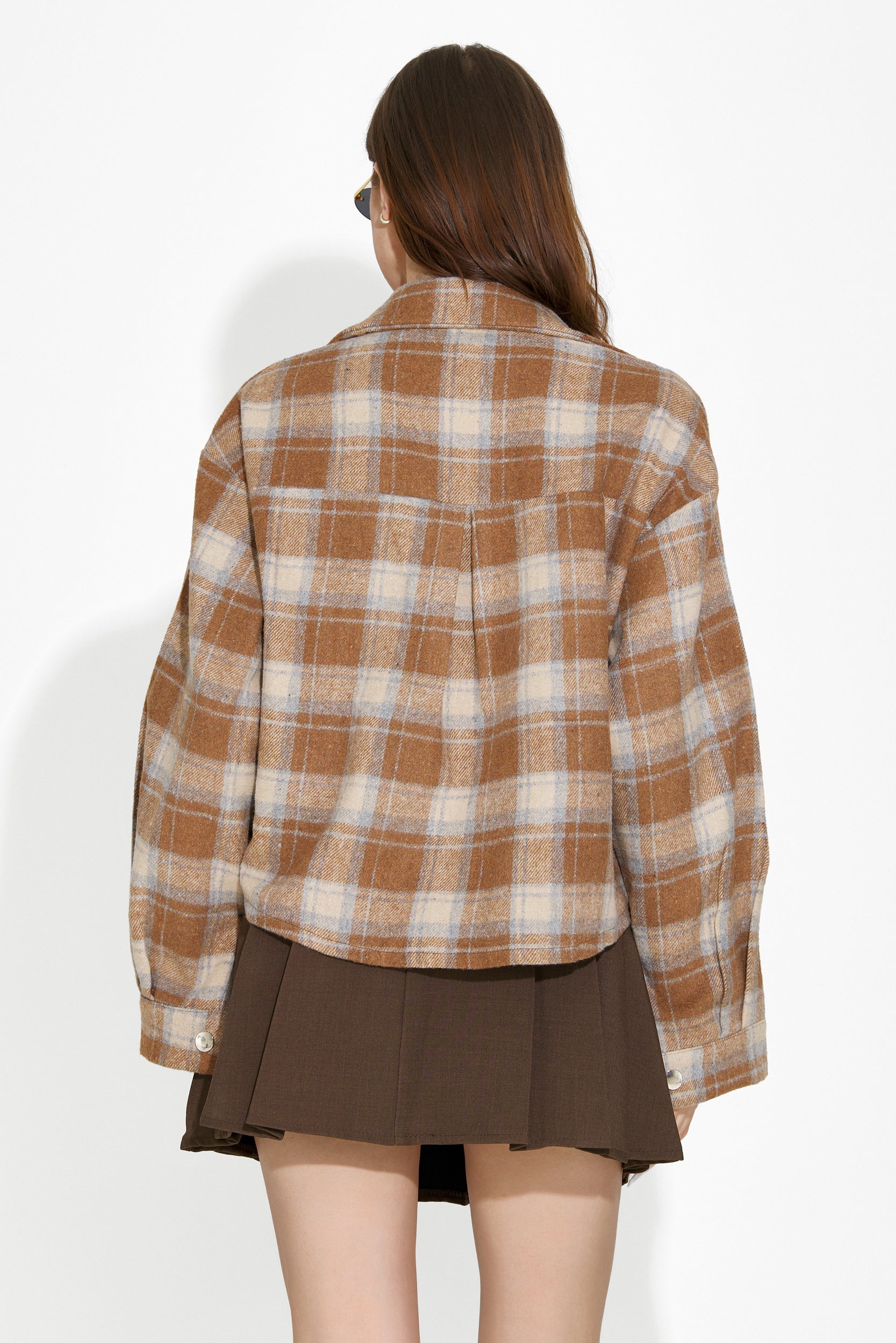 Elegáns hölgy szoknyája barnában, Tanasie Bogas-tól