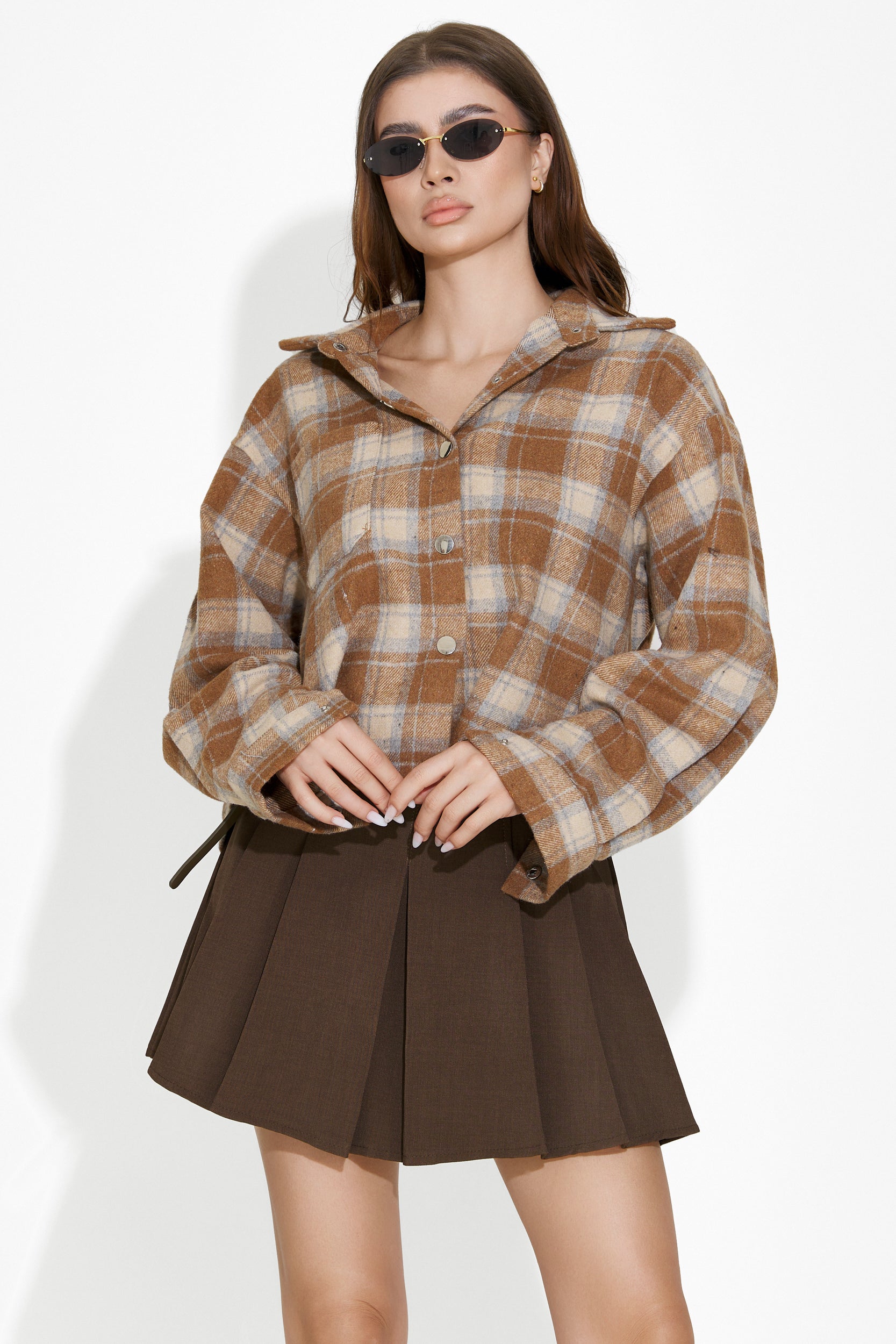 Elegáns hölgy szoknyája barnában, Tanasie Bogas-tól