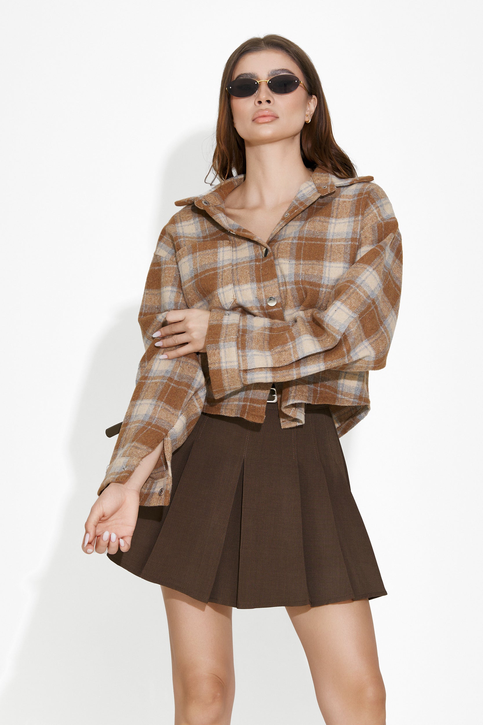 Elegáns hölgy szoknyája barnában, Tanasie Bogas-tól