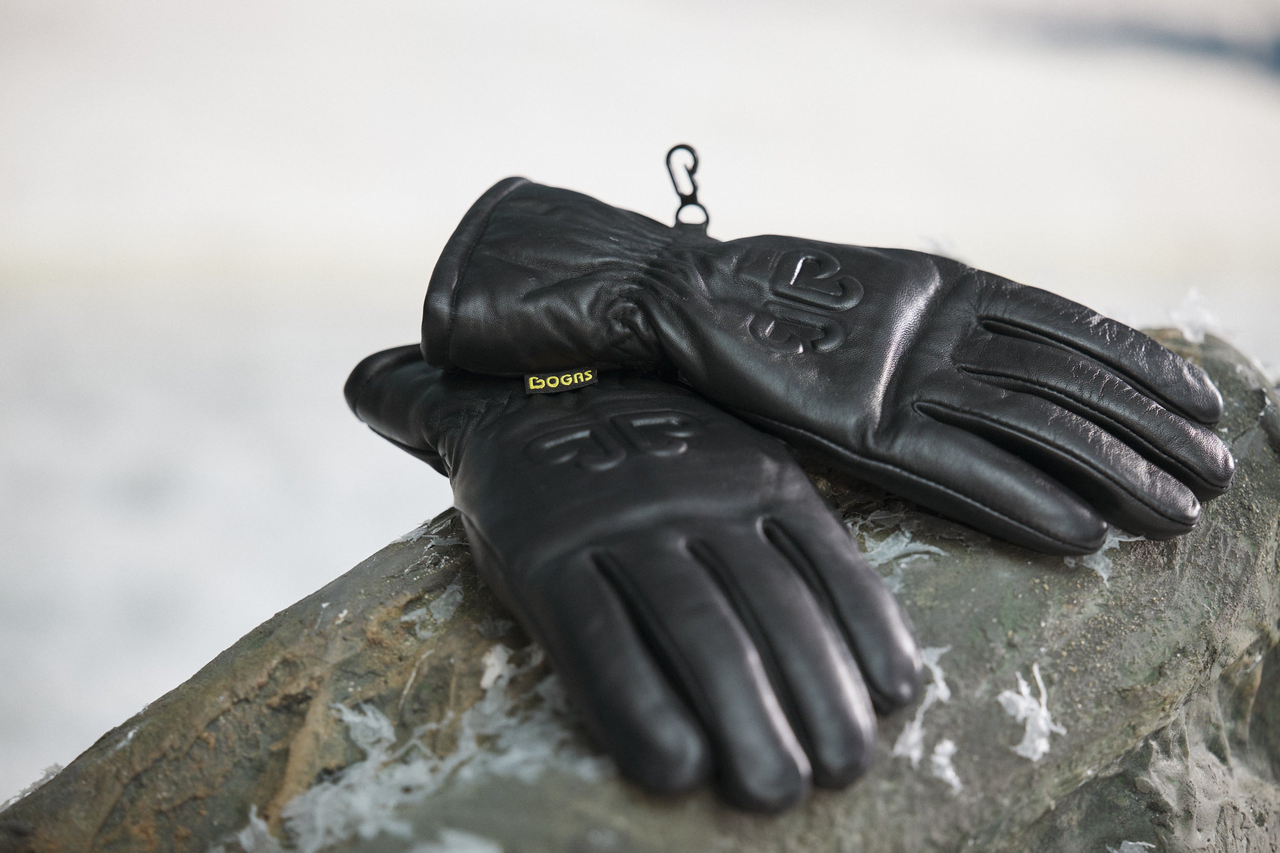 Hisako Bogas Fekete Hölgykesztyűi