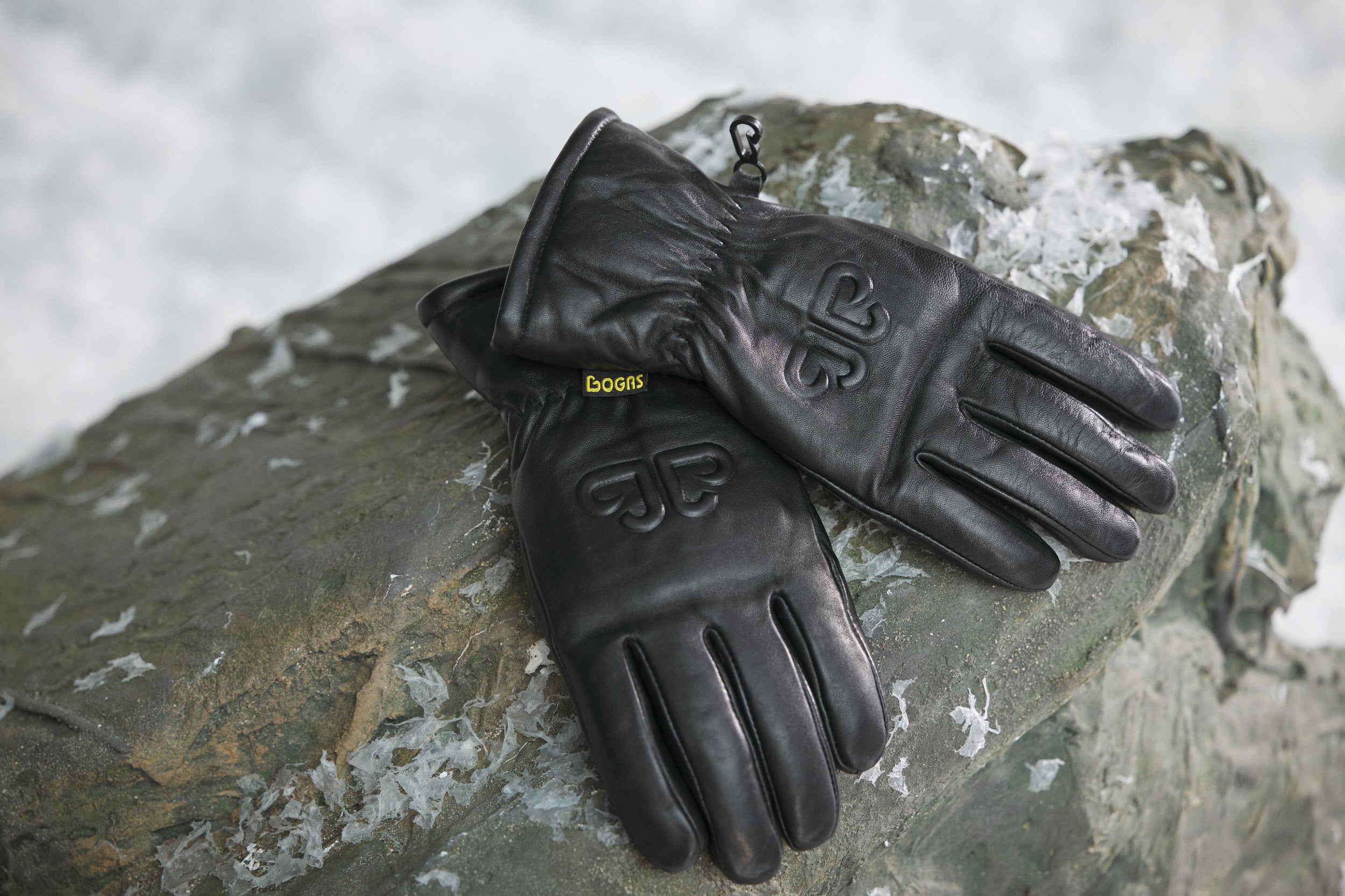 Hisako Bogas Fekete Hölgykesztyűi