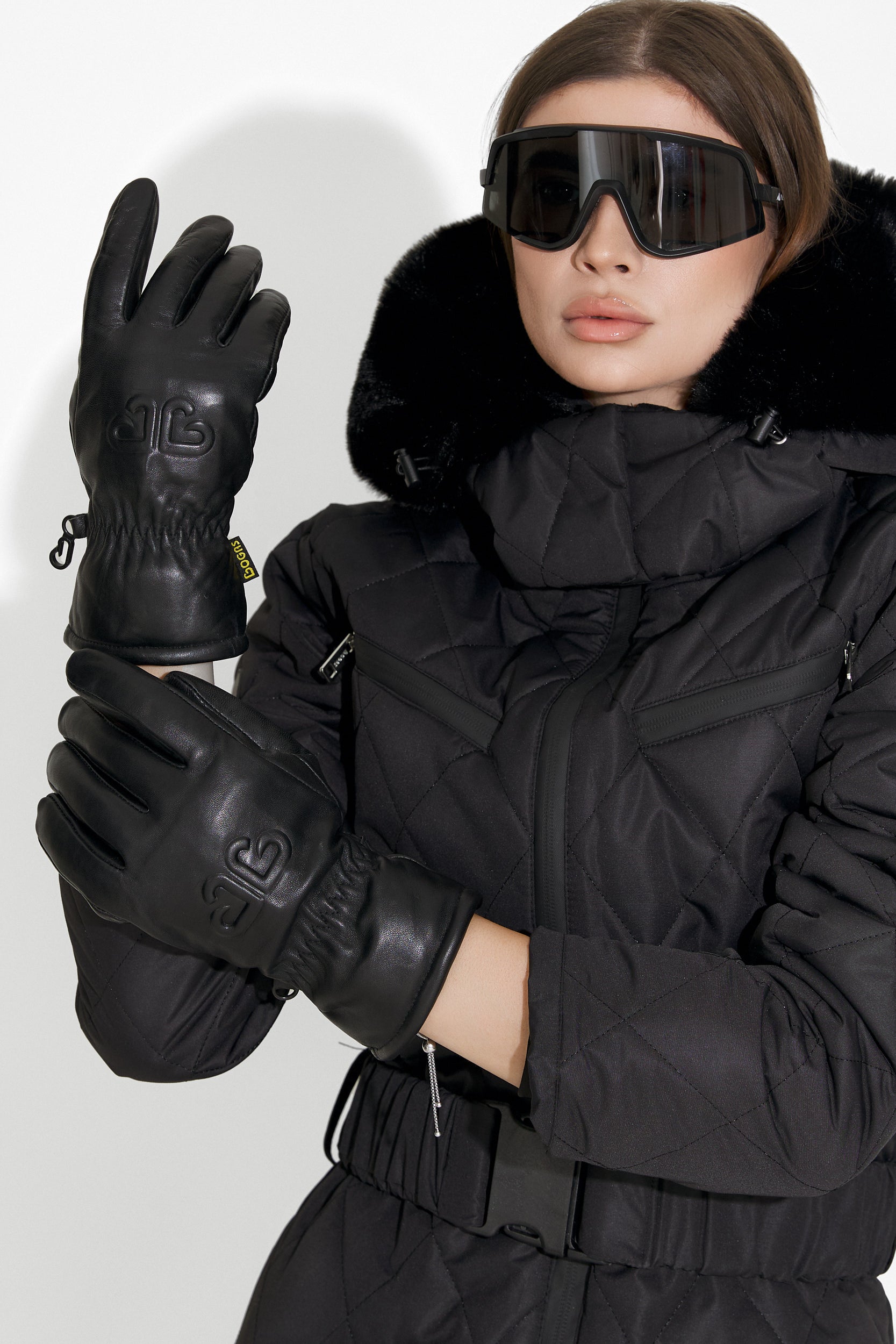 Hisako Bogas Fekete Hölgykesztyűi