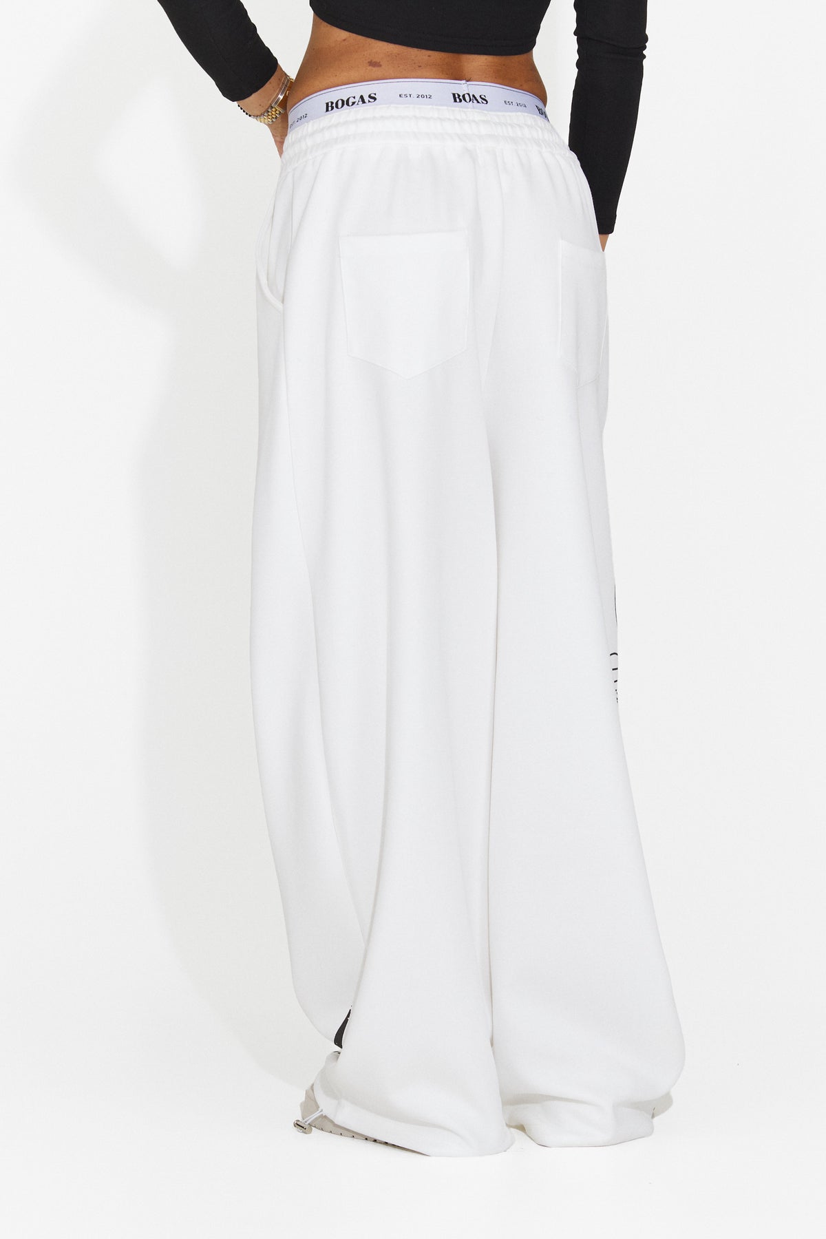 Pantaloni casual albi Riraiara Bogas