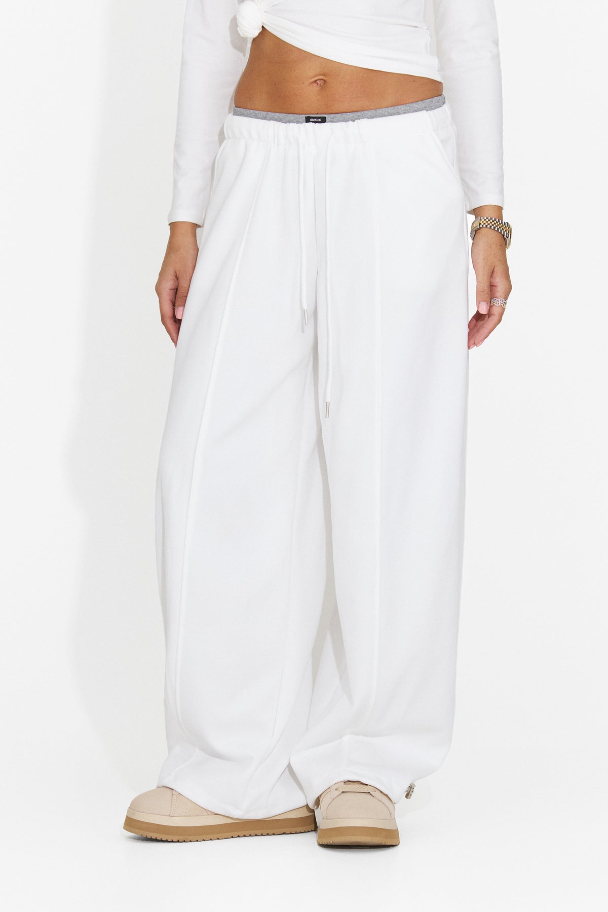 Pantaloni casual albi Velucnira Bogas