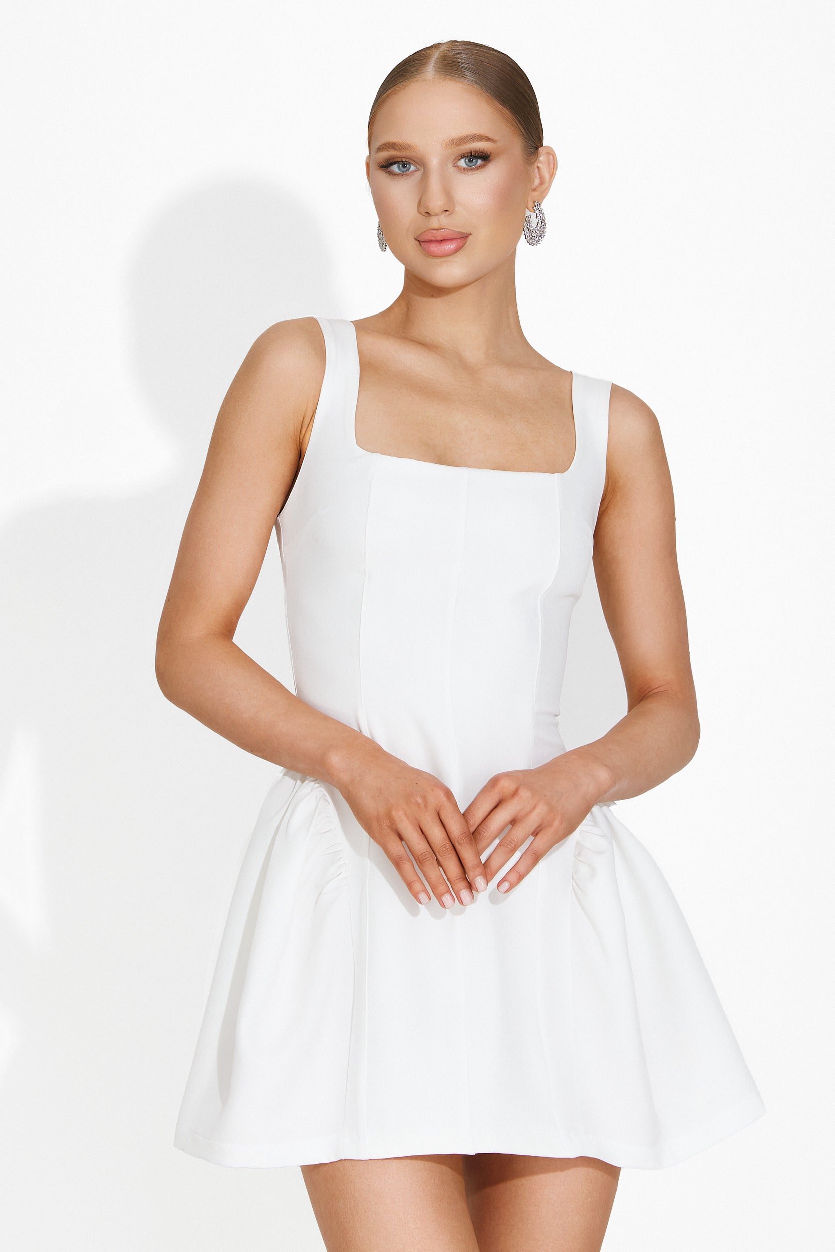 Lucynda Bogas rövid fehér hölgyek ruhája