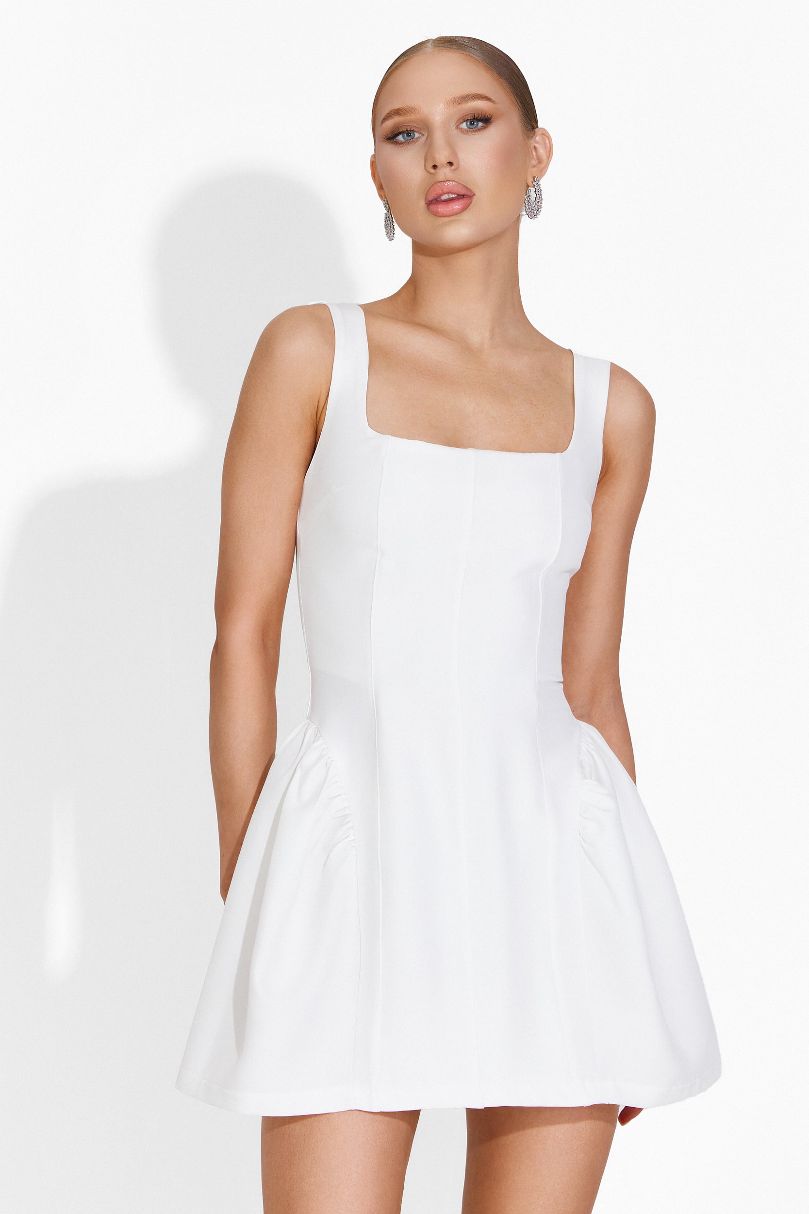 Lucynda Bogas rövid fehér hölgyek ruhája