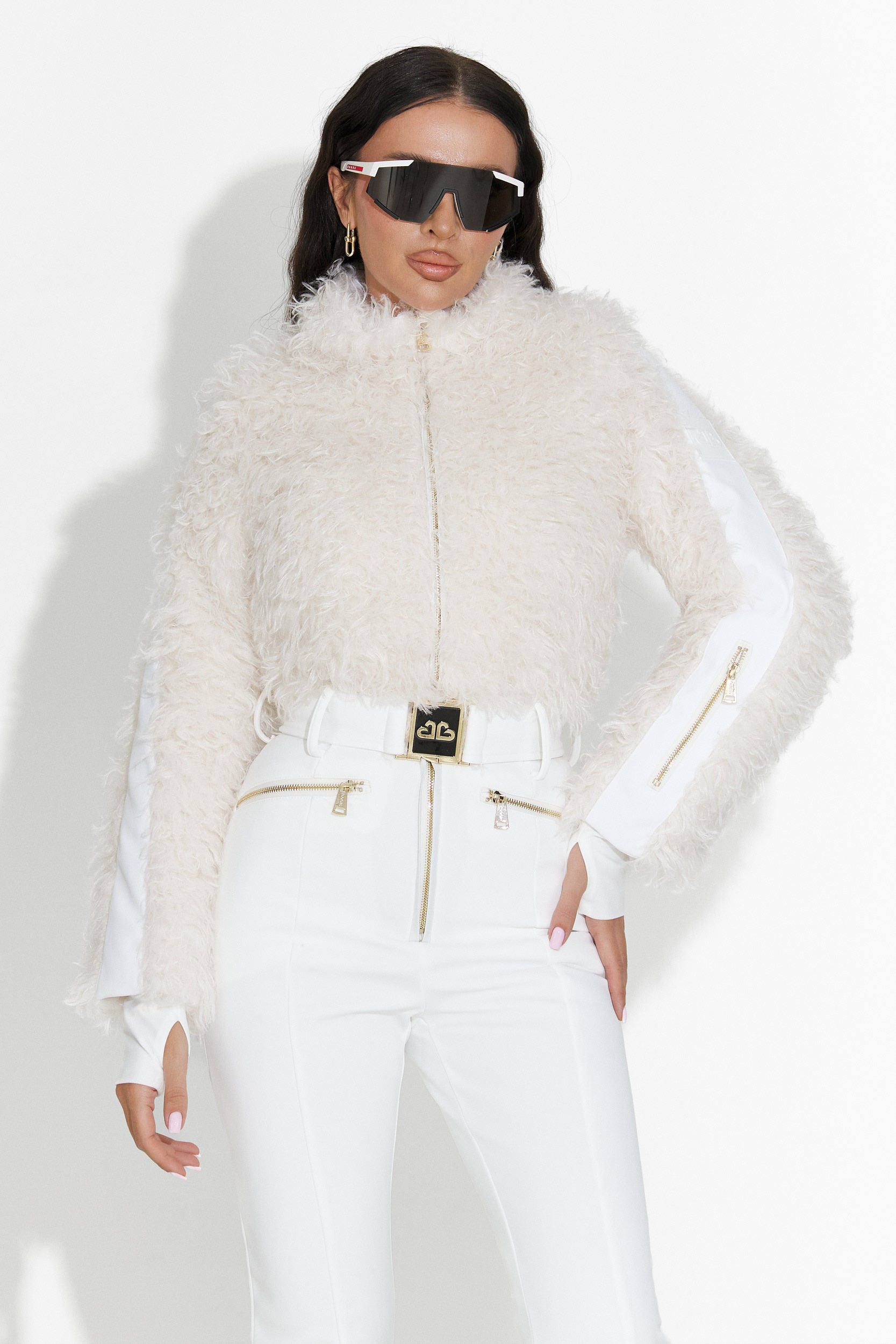 Alycia Bogas hófehér, hétköznapi síoverálja