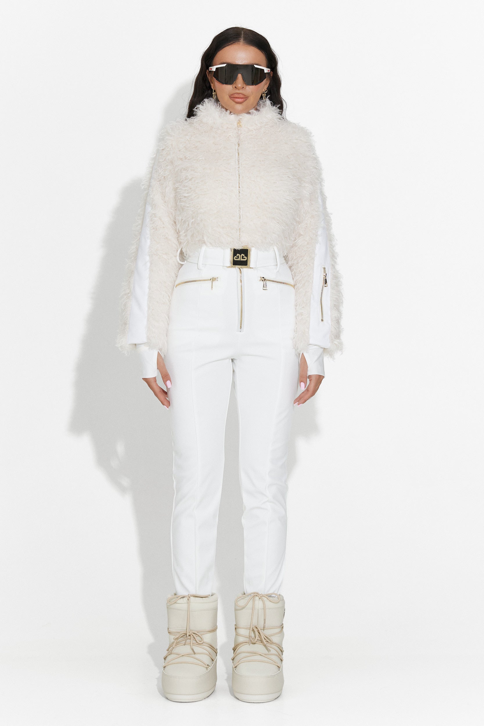 Alycia Bogas hófehér, hétköznapi síoverálja