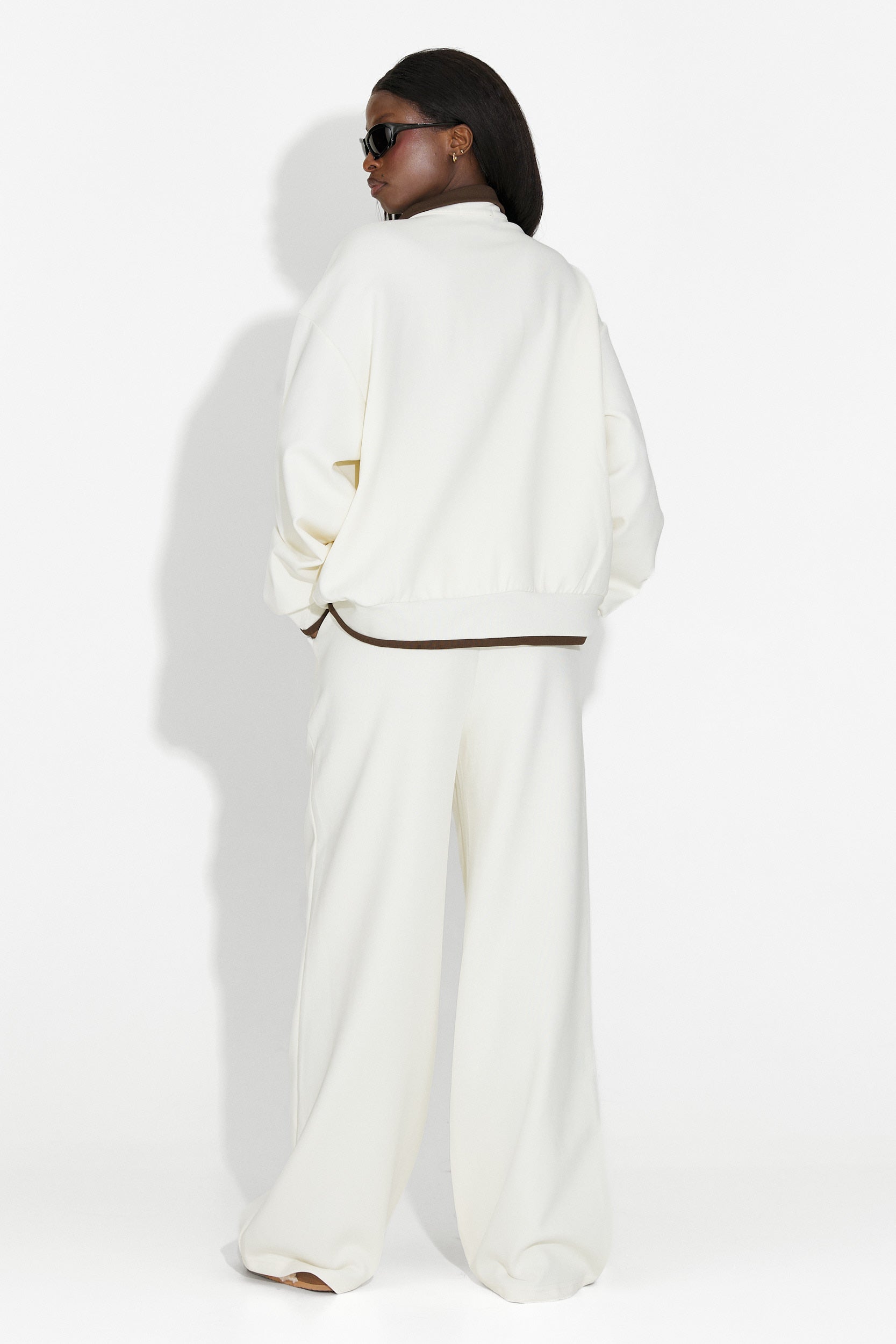 Laza bézs női edzőruha Lysara Bogas