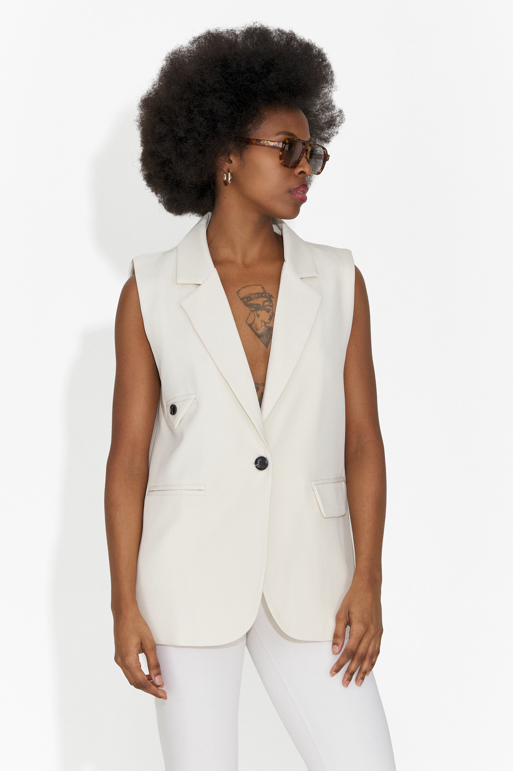 Elegáns krém színű hölgyi mellény Angila Bogastól