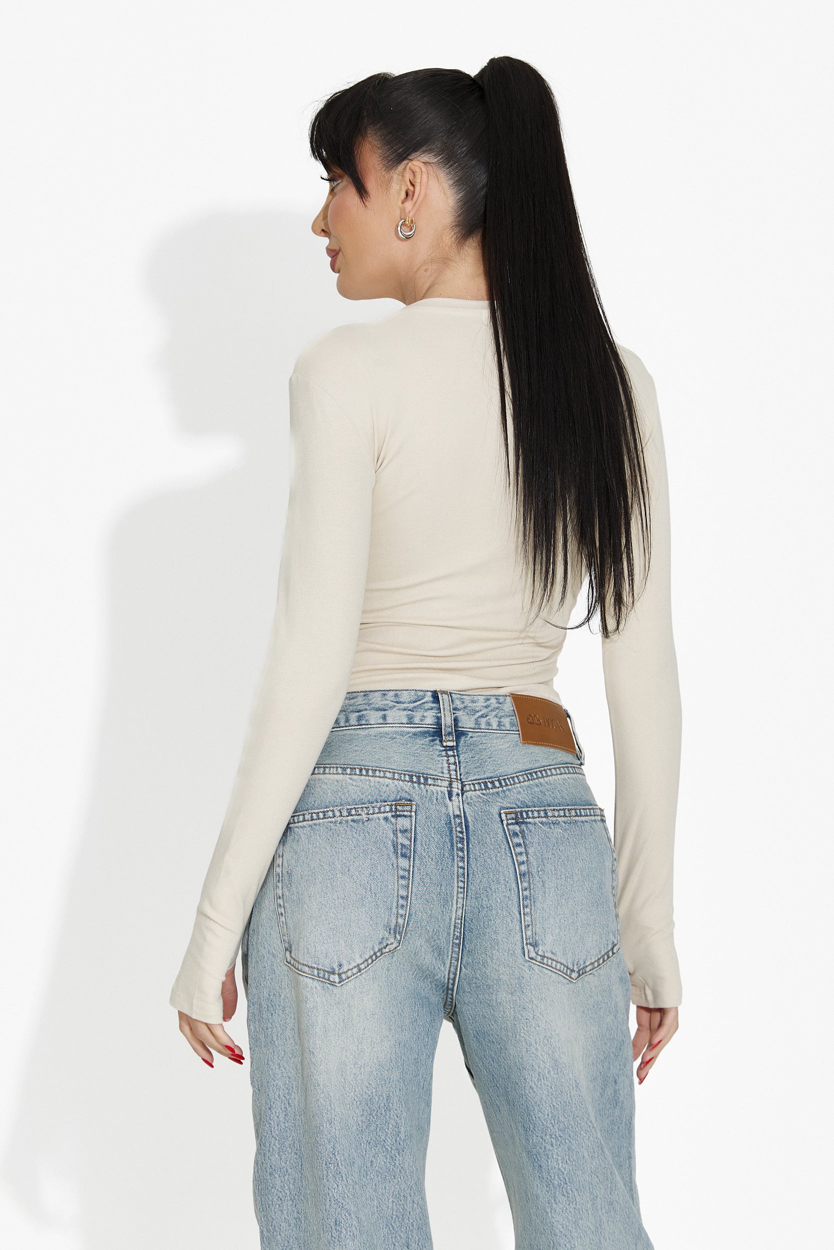 Női alkalmi bézs blúz Kisena bogas