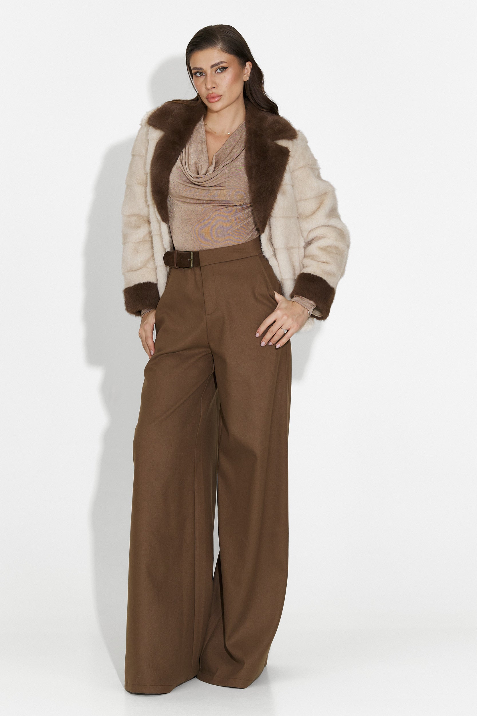 Elegáns Krém Színű Női Testhezálló Sikada Bogas-tól