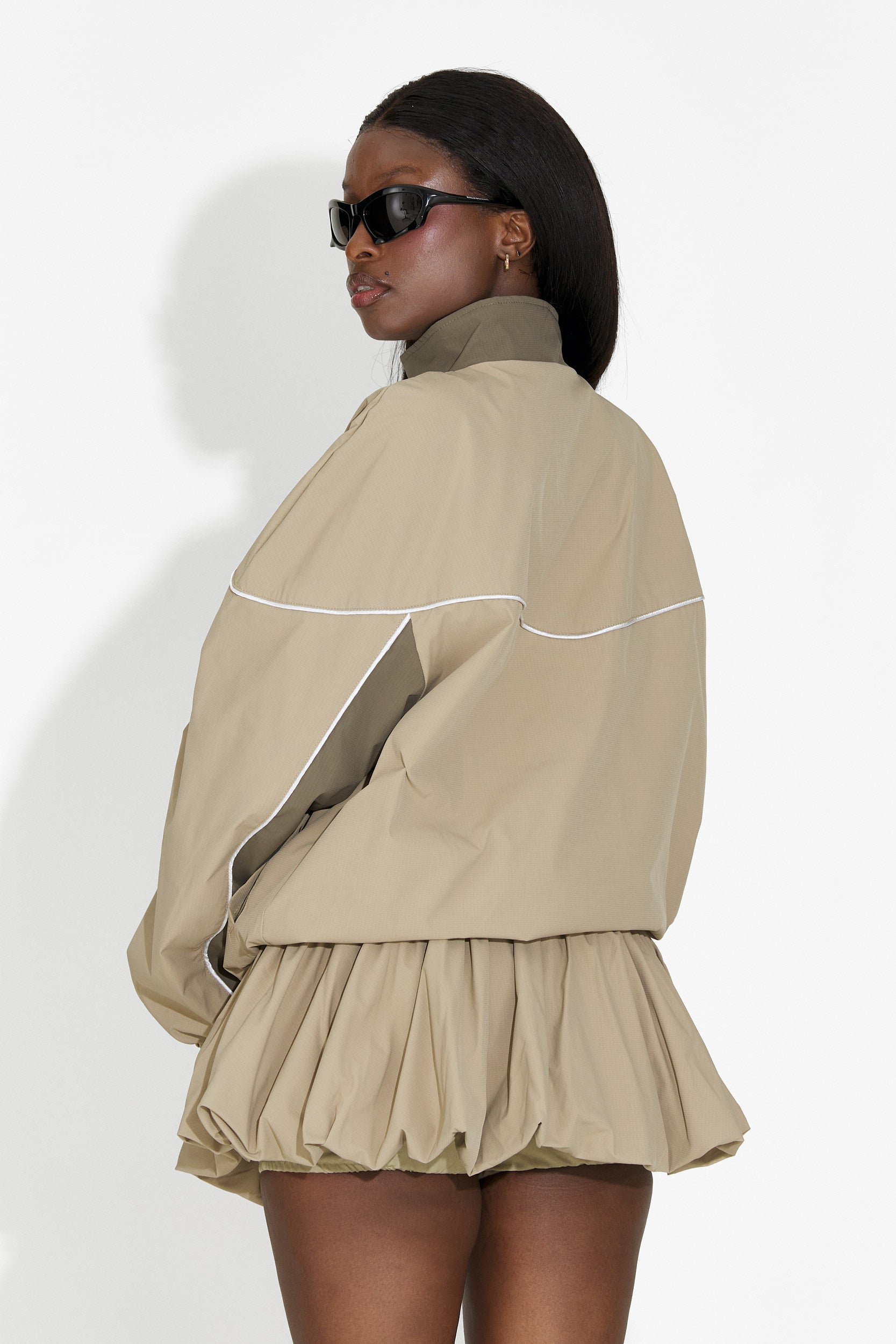 Selmira Bogas bézs szoknyakosztüm