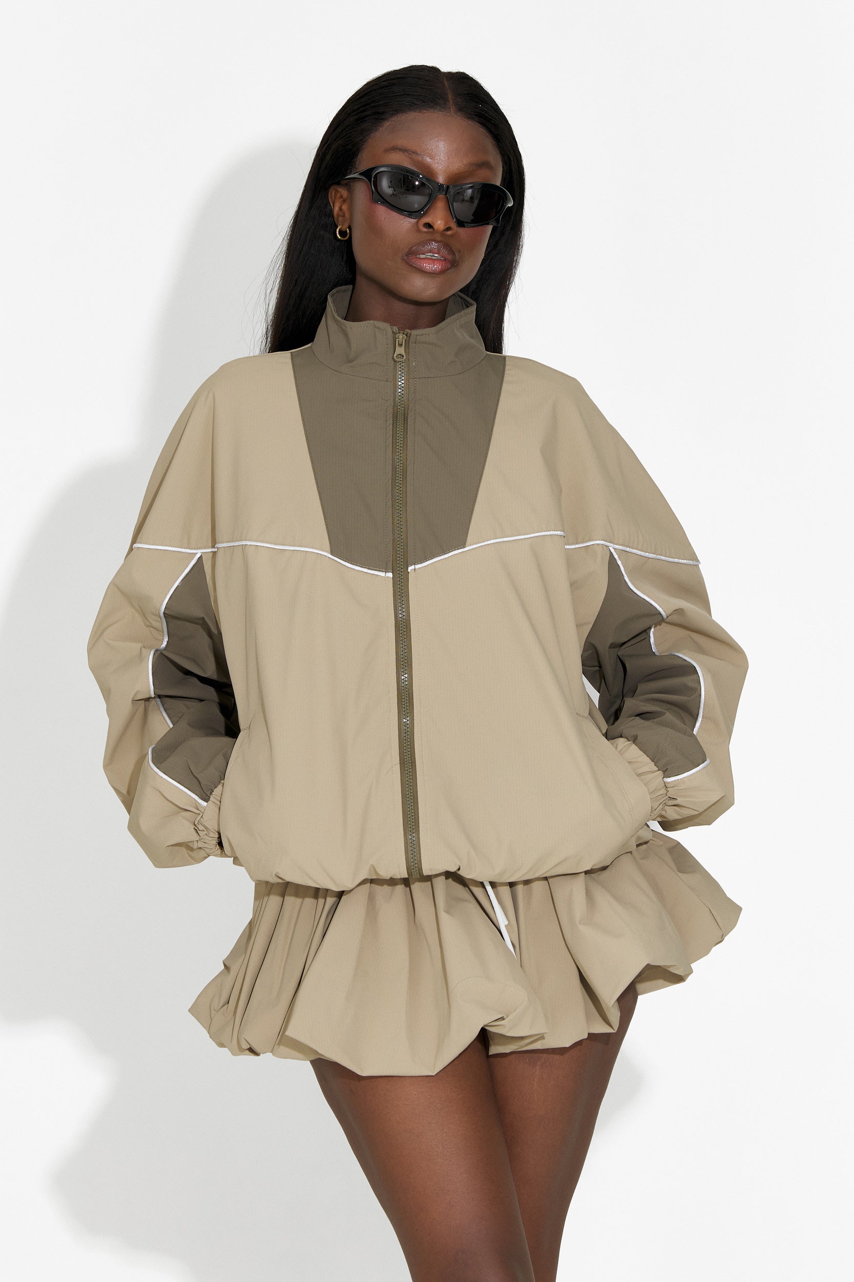 Selmira Bogas bézs szoknyakosztüm