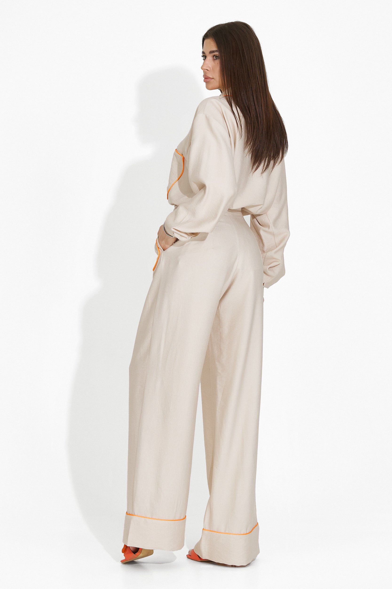 Beige nadrágos Arilova Bogas