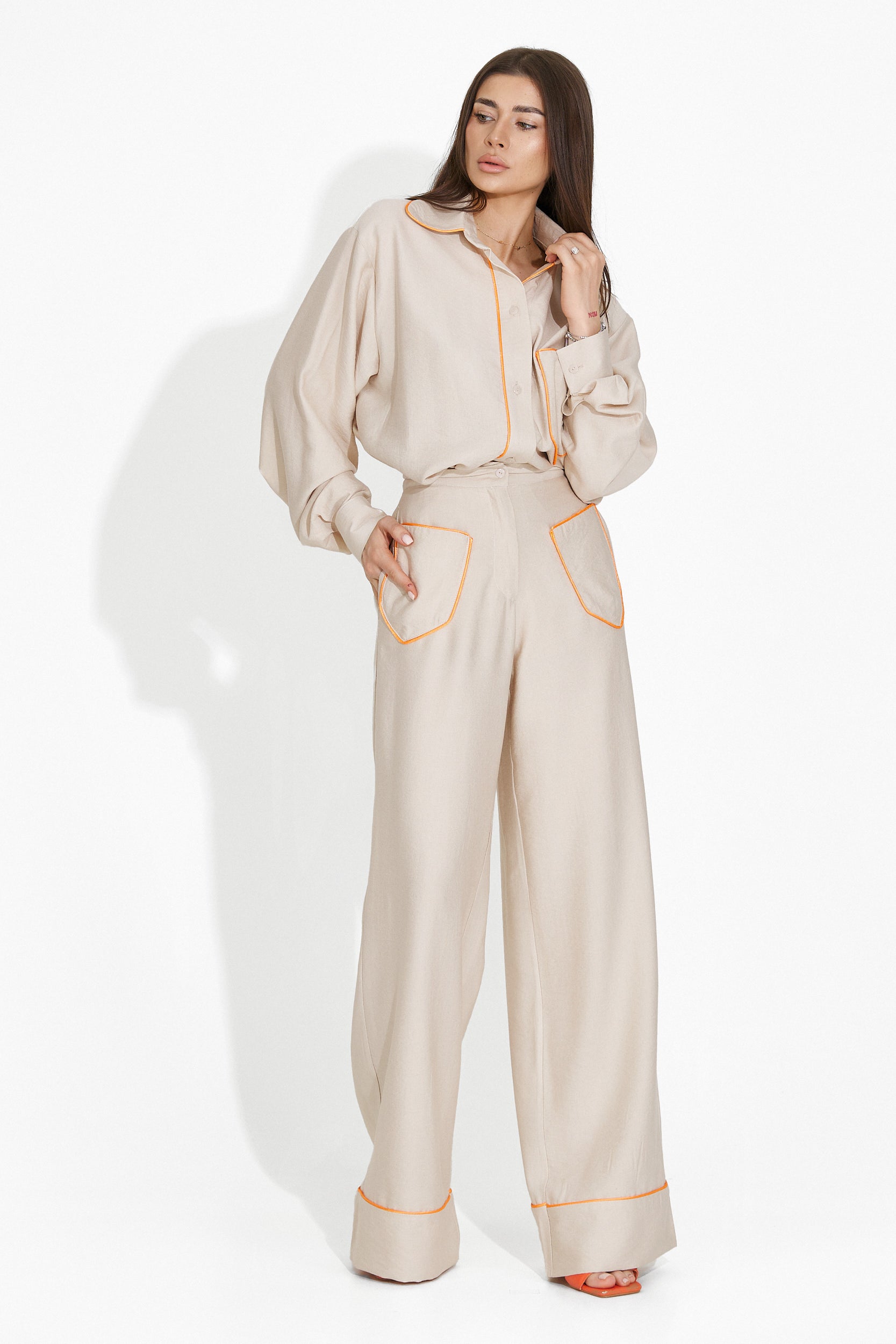 Beige nadrágos Arilova Bogas