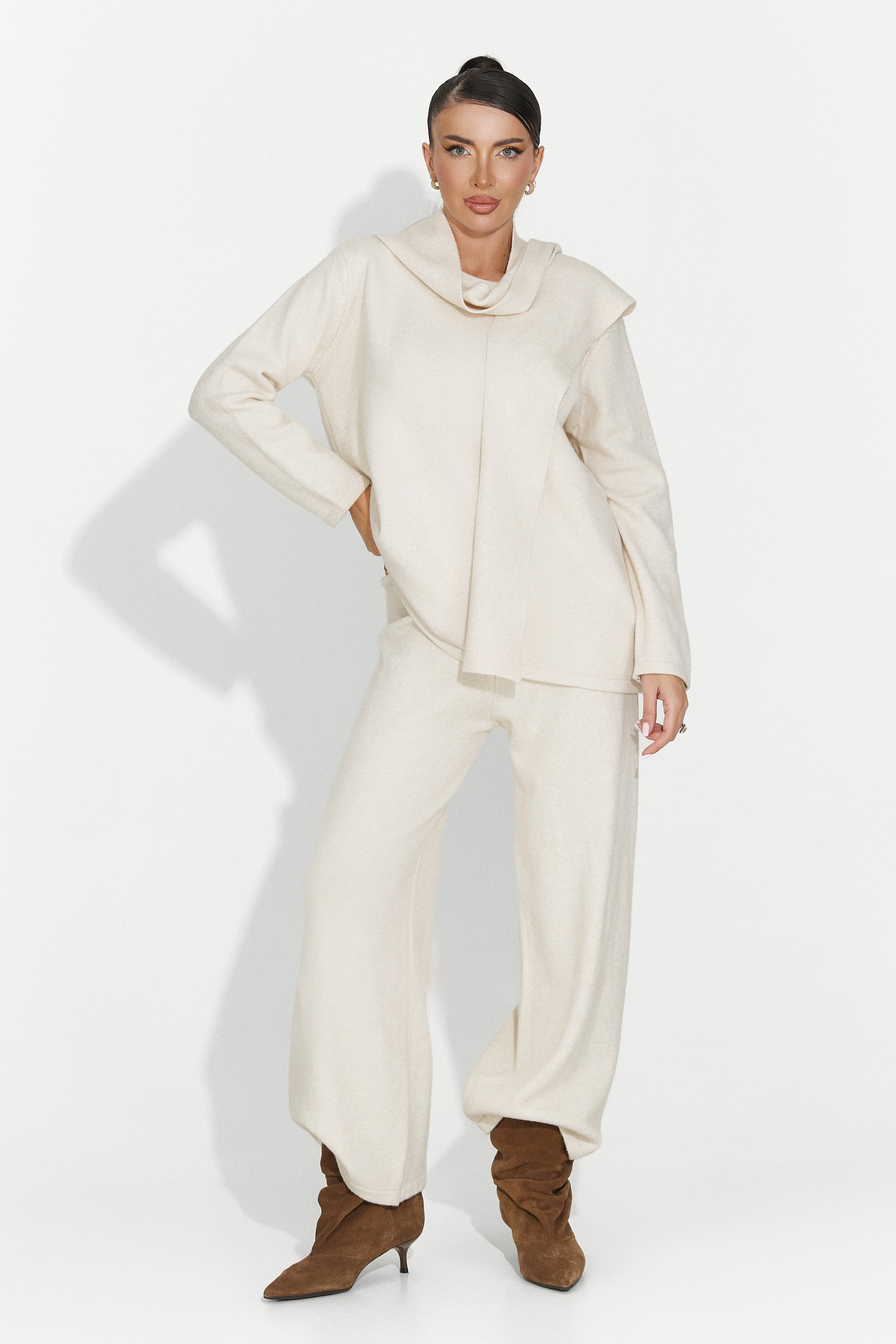 Laza bézs női öltöny Vencilie Bogastól