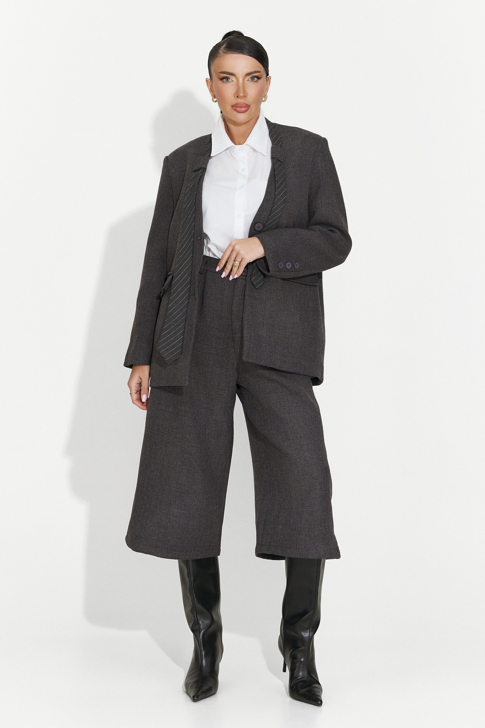 Astonia Bogas női öltöny nadrággal + zakóval + szürke nyakkendő