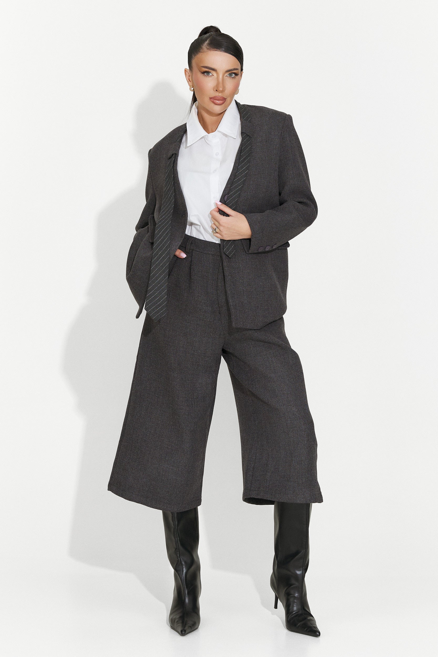 Astonia Bogas női öltöny nadrággal + zakóval + szürke nyakkendő