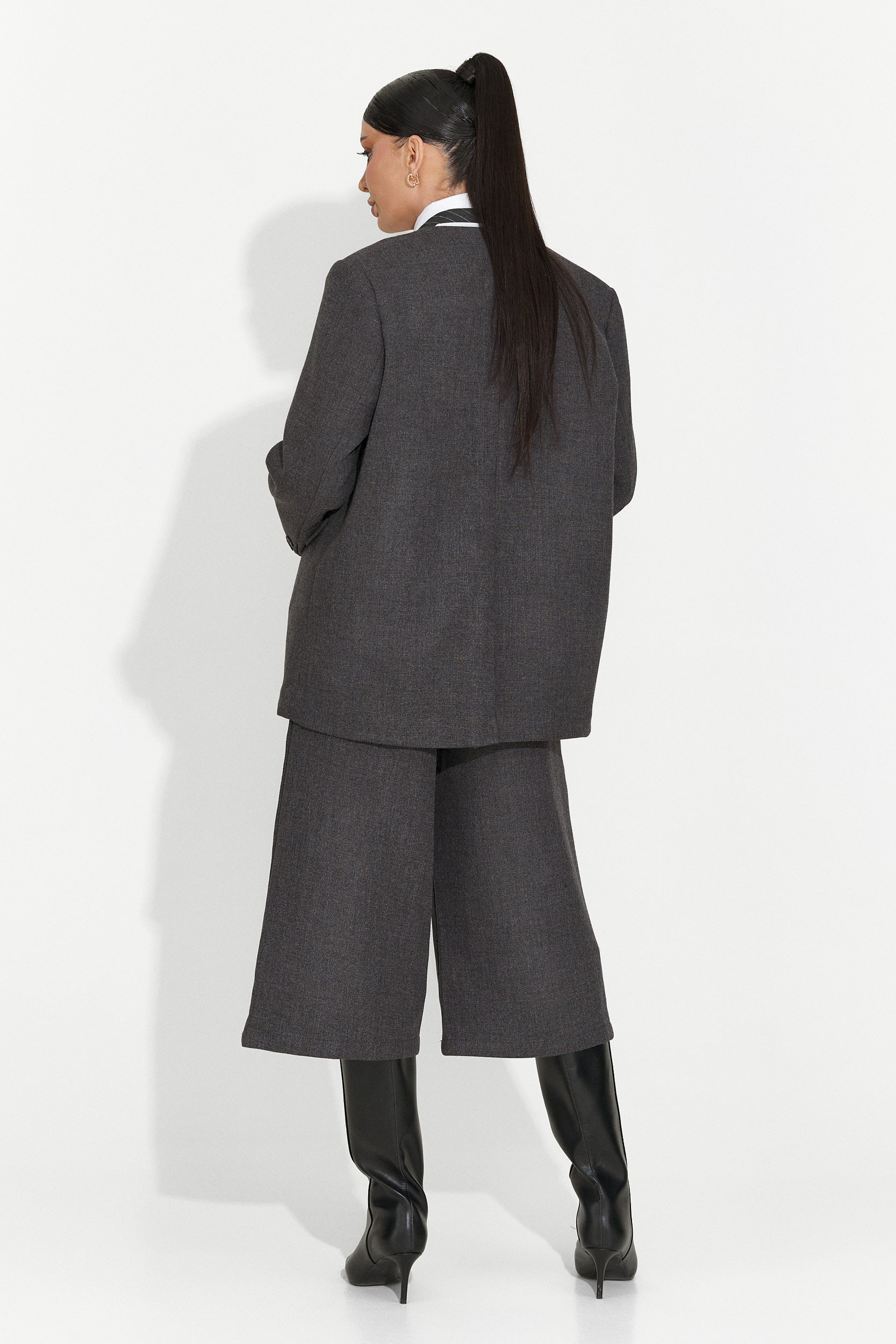 Astonia Bogas női öltöny nadrággal + zakóval + szürke nyakkendő