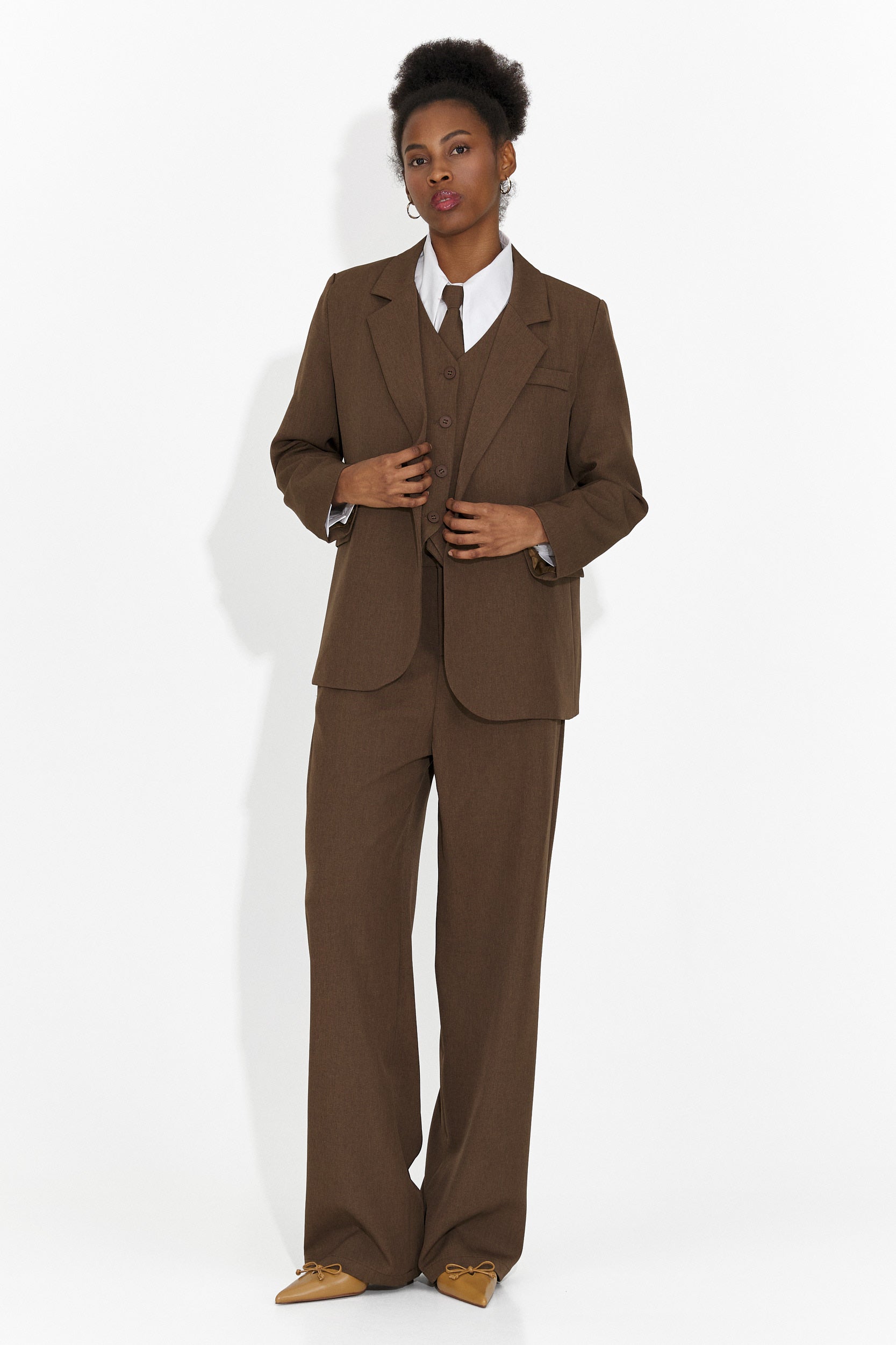 4 darabos öltöny nadrág + mellény + zakó + nyakkendő barna Meldora Bogas