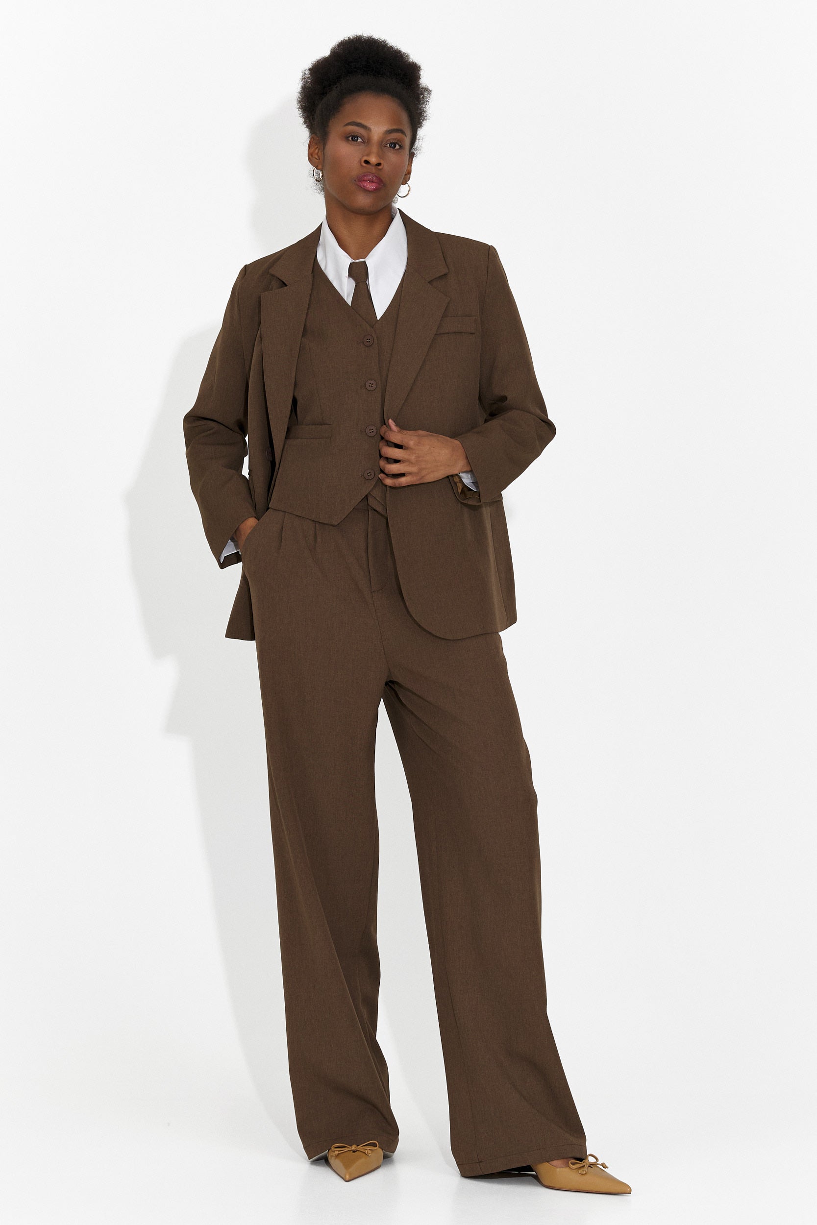 4 darabos öltöny nadrág + mellény + zakó + nyakkendő barna Meldora Bogas