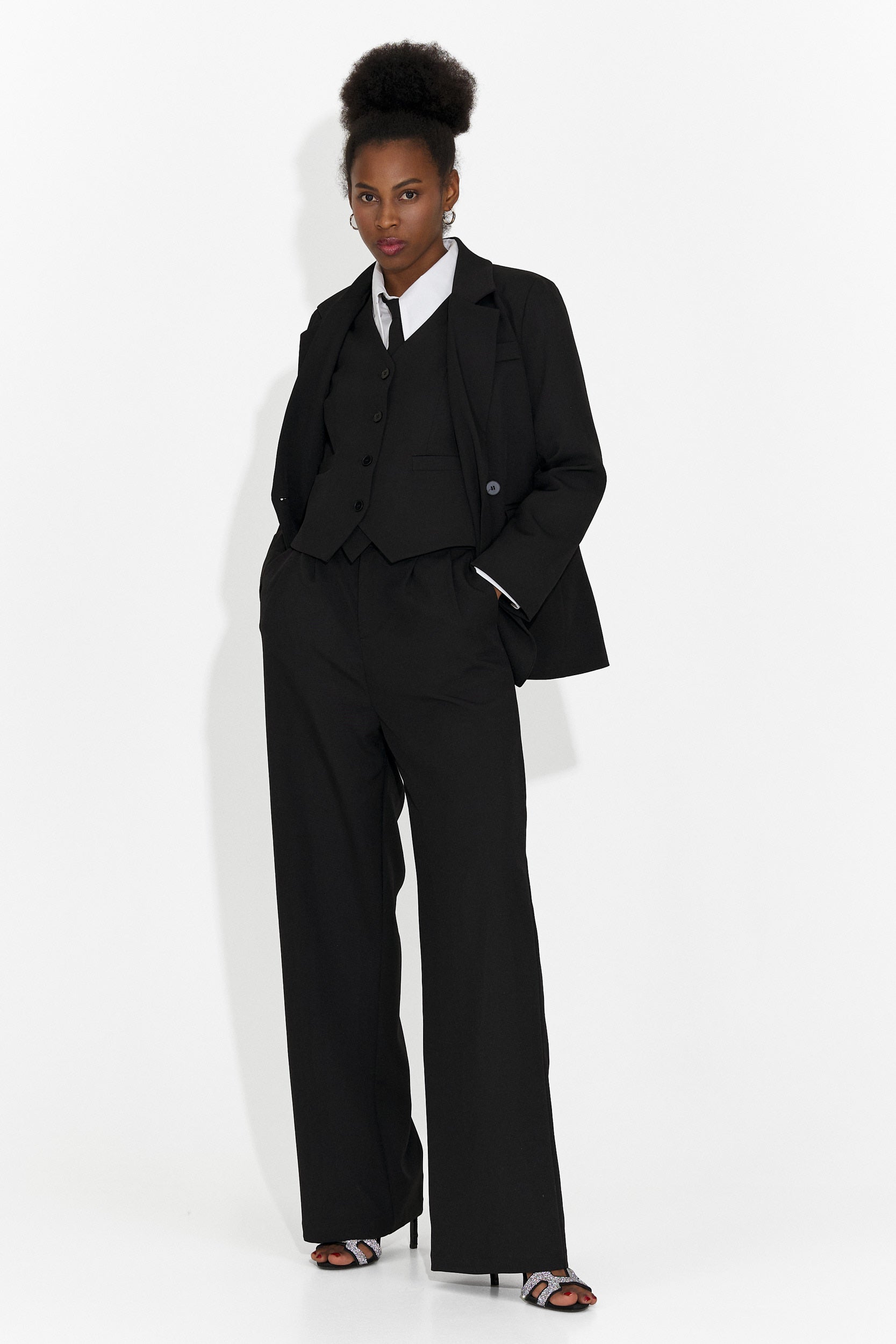 4 darabos öltöny: nadrág + mellény + zakó + fekete nyakkendő Me