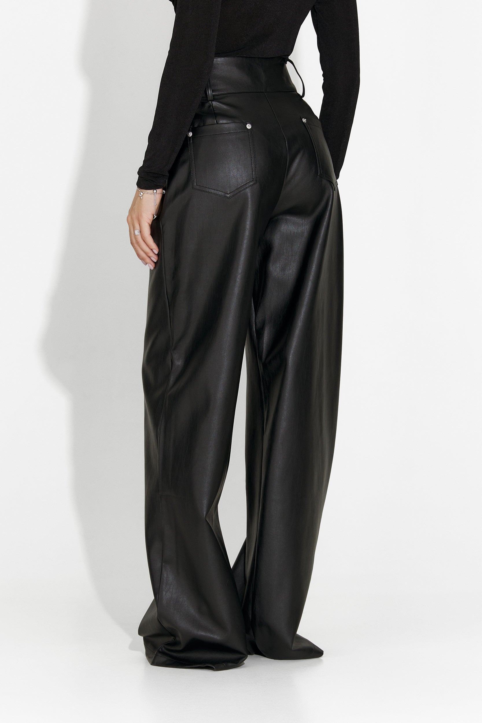 Elegáns fekete nadrág nőknek a Clorina Bogas-tól