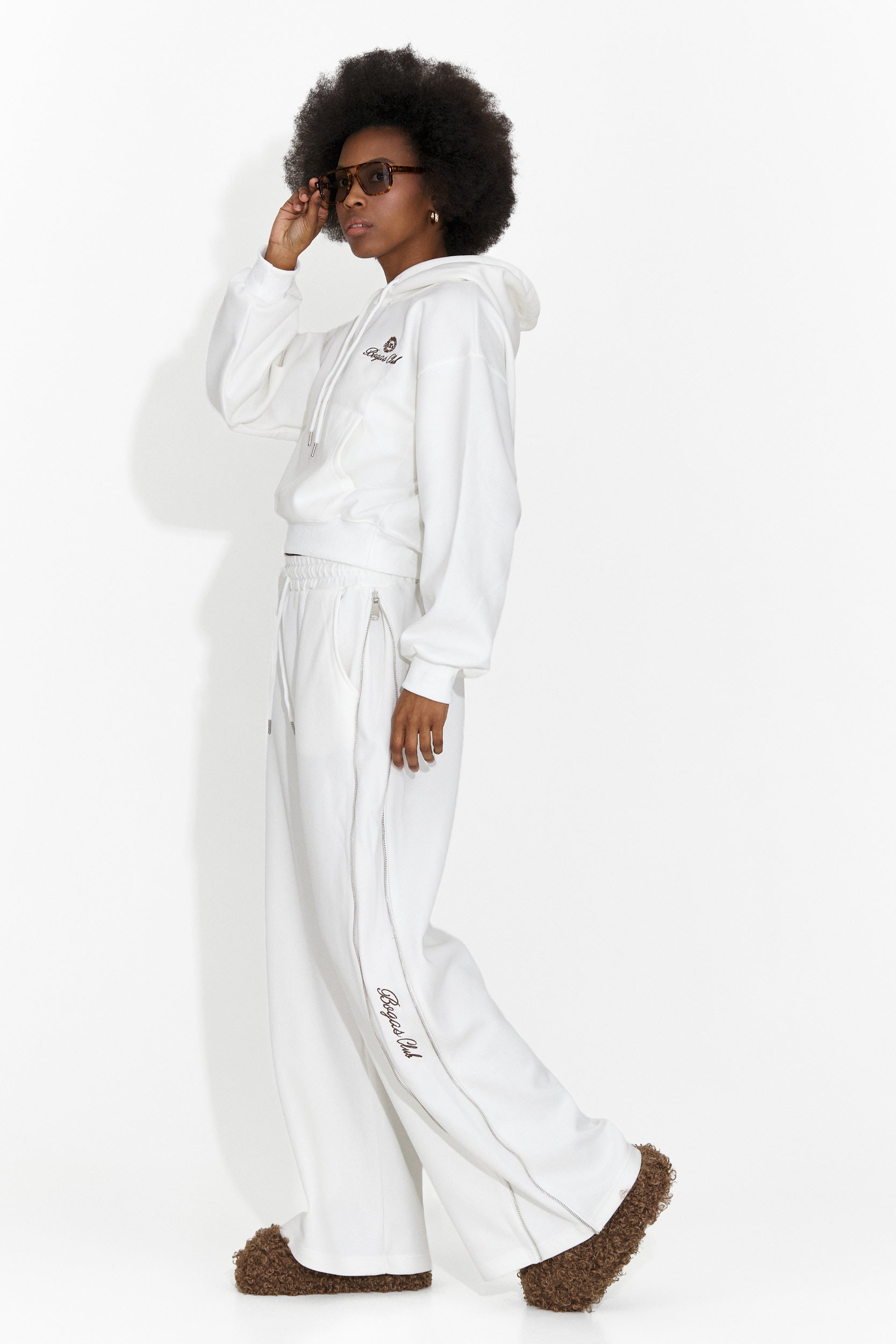 Laza fehér női edzőruha Damarisa Bogas-tól